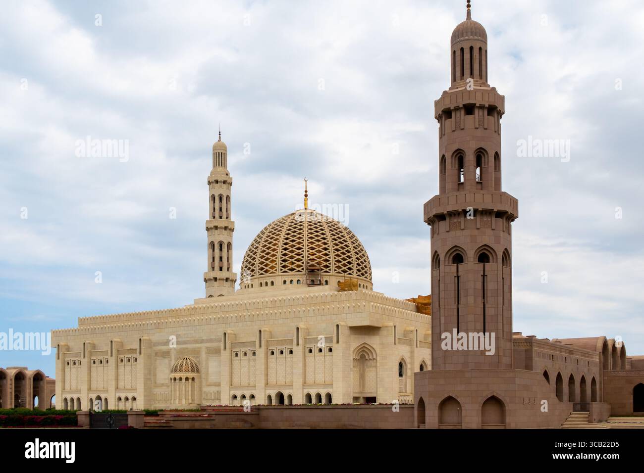 Grande mosquée du Sultan Qaboos à Muscat, Oman, vue extérieure avec dôme majestueux et minaret. Banque D'Images
