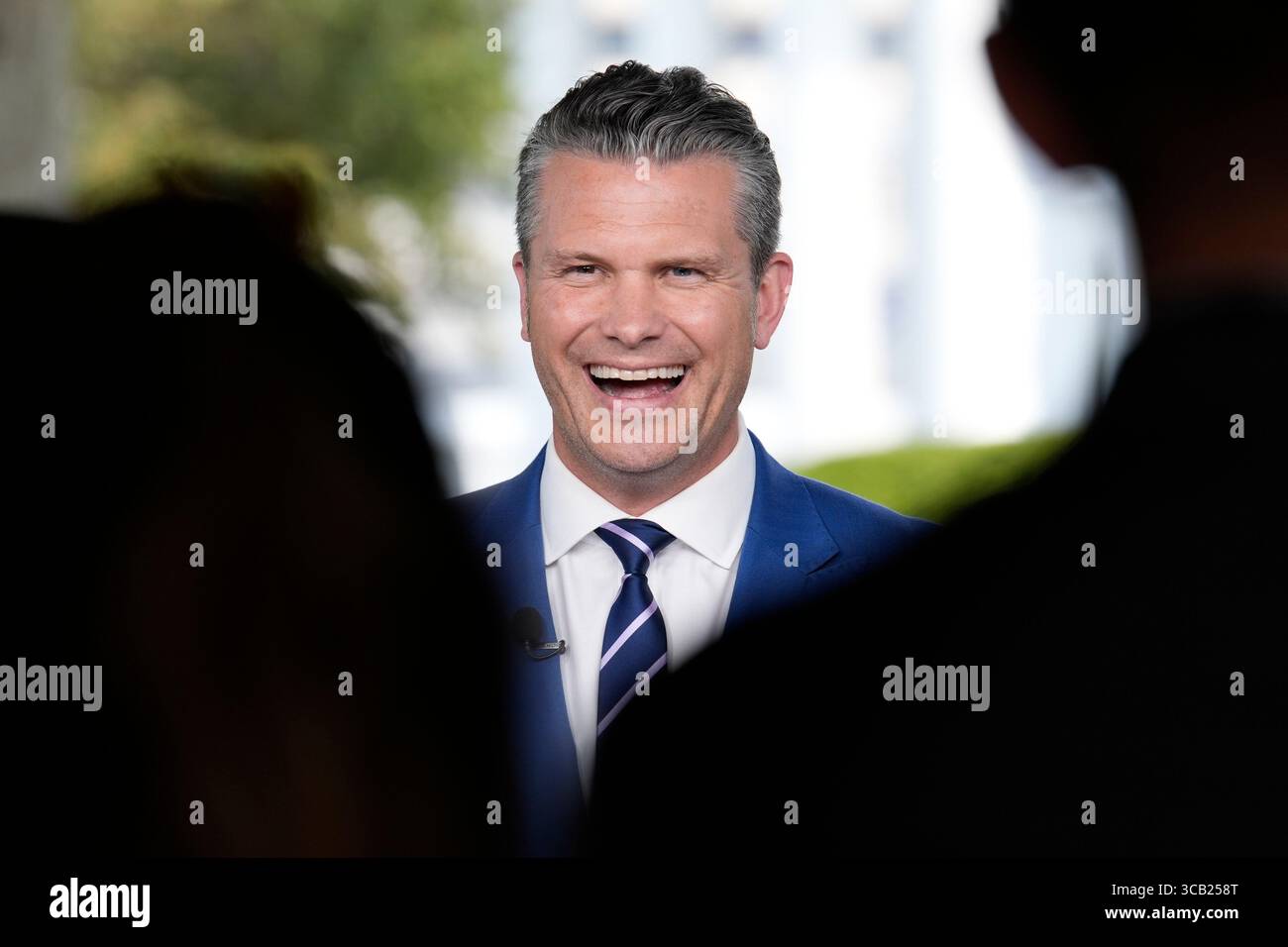 Washington, États-Unis. 07 août 2025. Le secrétaire à la Défense Pete Hegseth lors d'une interview télévisée devant la Maison Blanche à Washington le 7 août 2025. Photo de Yuri Gripas/Pool/Sipa USA crédit : Sipa USA/Alamy Live News Banque D'Images