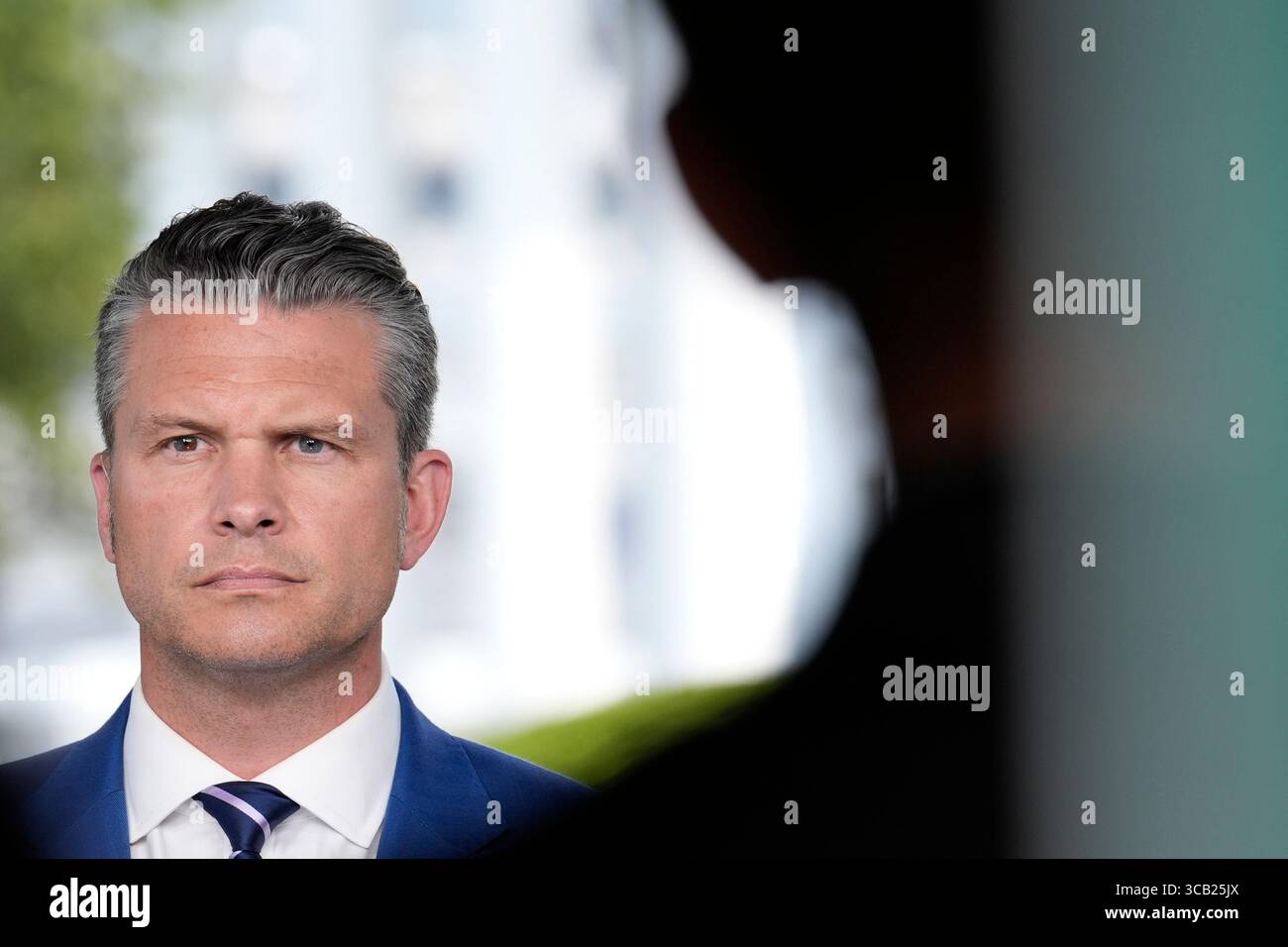 Washington, États-Unis. 07 août 2025. Le secrétaire à la Défense Pete Hegseth lors d'une interview télévisée devant la Maison Blanche à Washington le 7 août 2025. Photo de Yuri Gripas/Pool/Sipa USA crédit : Sipa USA/Alamy Live News Banque D'Images