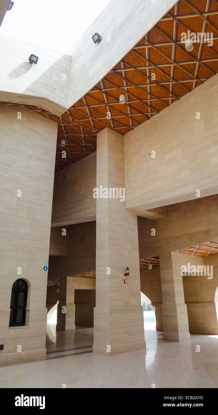 Architecture intérieure moderne saisissante avec de hauts plafonds et des motifs géométriques dans le Katara Cultural Village, Doha. Banque D'Images