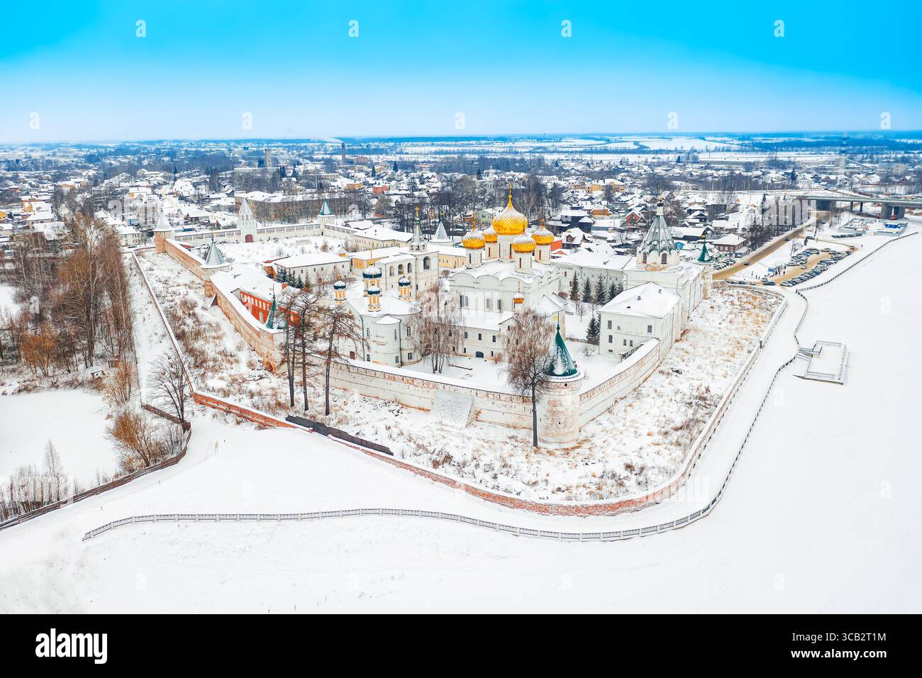 Vue aérienne par drone du monastère orthodoxe de Sainte Trinité Ipatievski pendant l'hiver à Kostroma, Russie. Ancienne ville touristique de l'anneau d'Or Banque D'Images