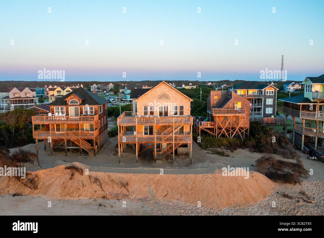 Vue aérienne des maisons à Buxton Caroline du Nord directement sur la plage au lever du soleil Banque D'Images