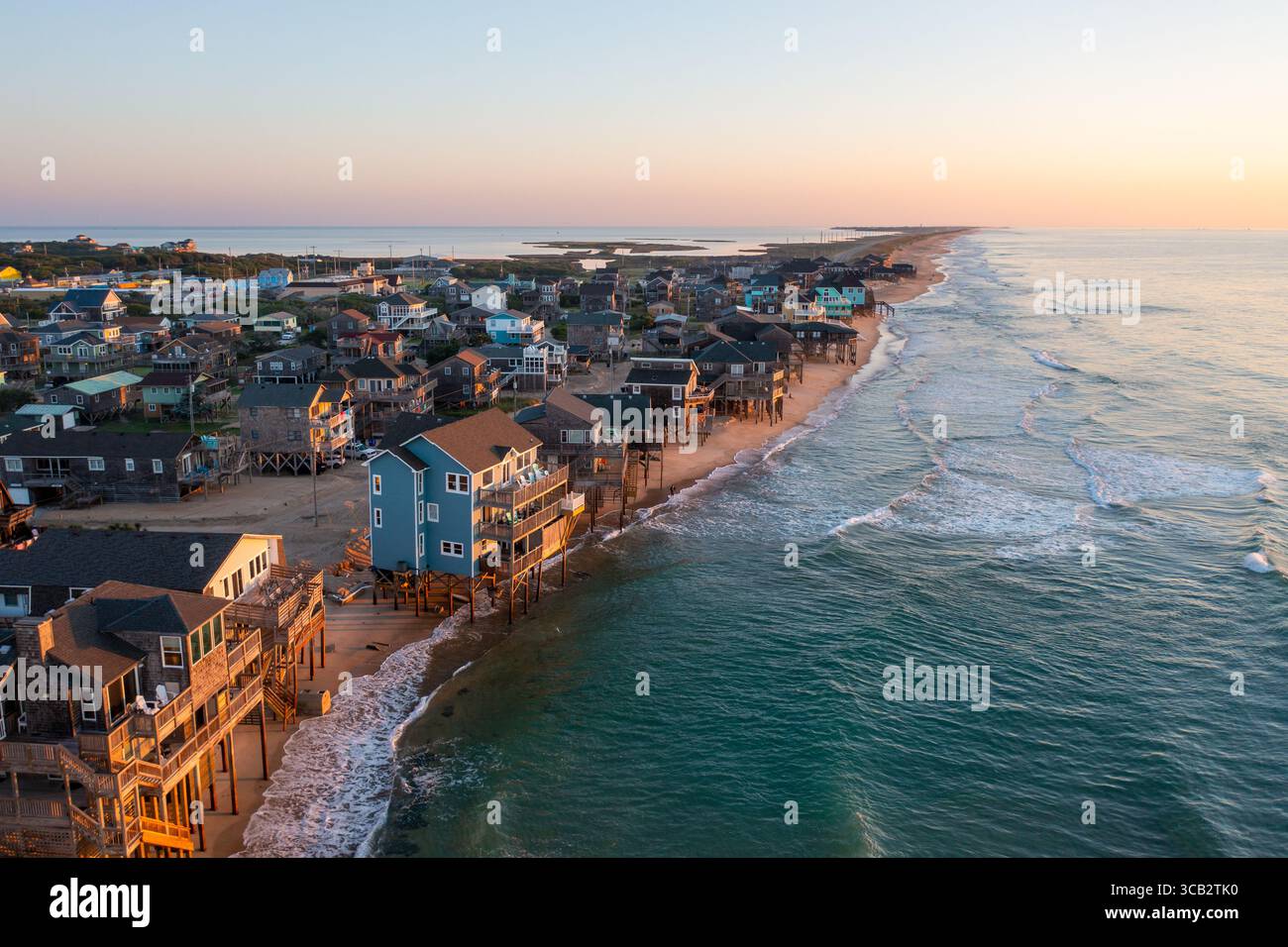 Vue aérienne des maisons sur le rivage de Buxton North Carolina Hatteras Island au lever du soleil Banque D'Images