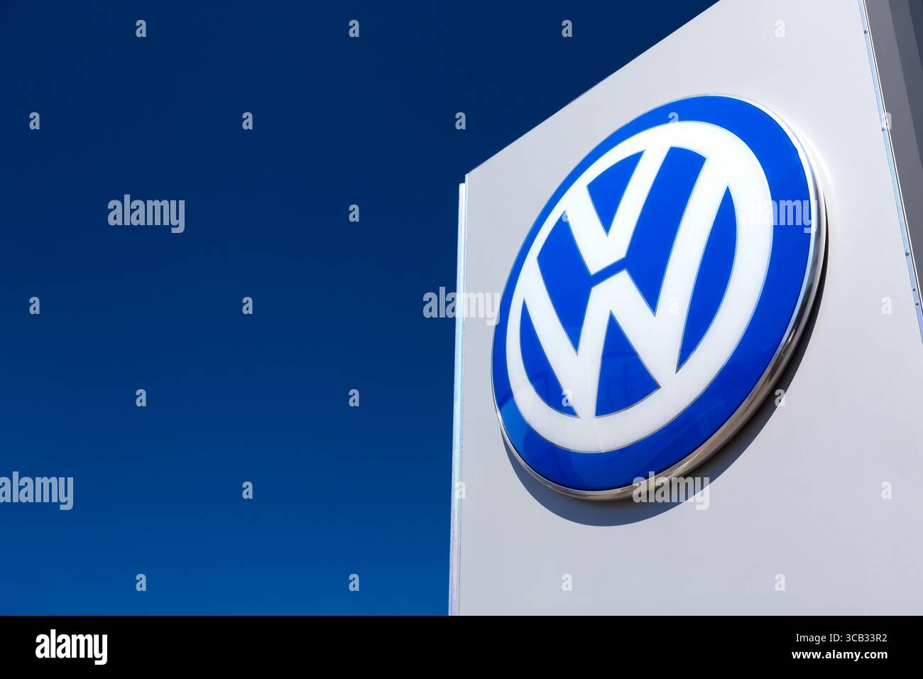 Moscou, Russie - mai 2018 : Volkswagen VW concessionnaire automobile signe contre le ciel bleu. VW est un constructeur automobile allemand fondé le 28 mai 1937. Banque D'Images