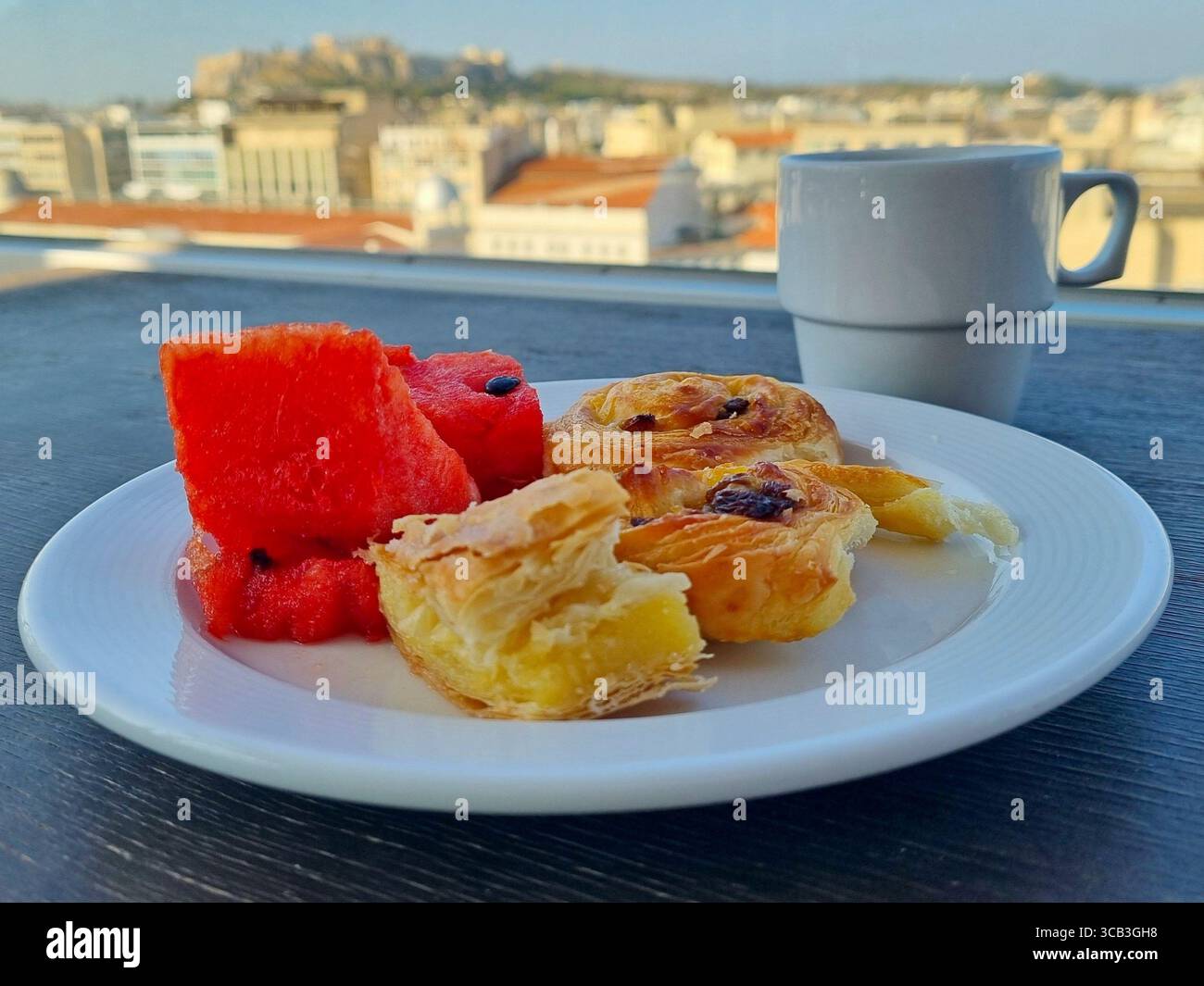 Petit-déjeuner sur le toit de l'hôtel Titania avec une vue magnifique sur l'Acropole à Athènes, Grèce. Mise au point sélective Banque D'Images