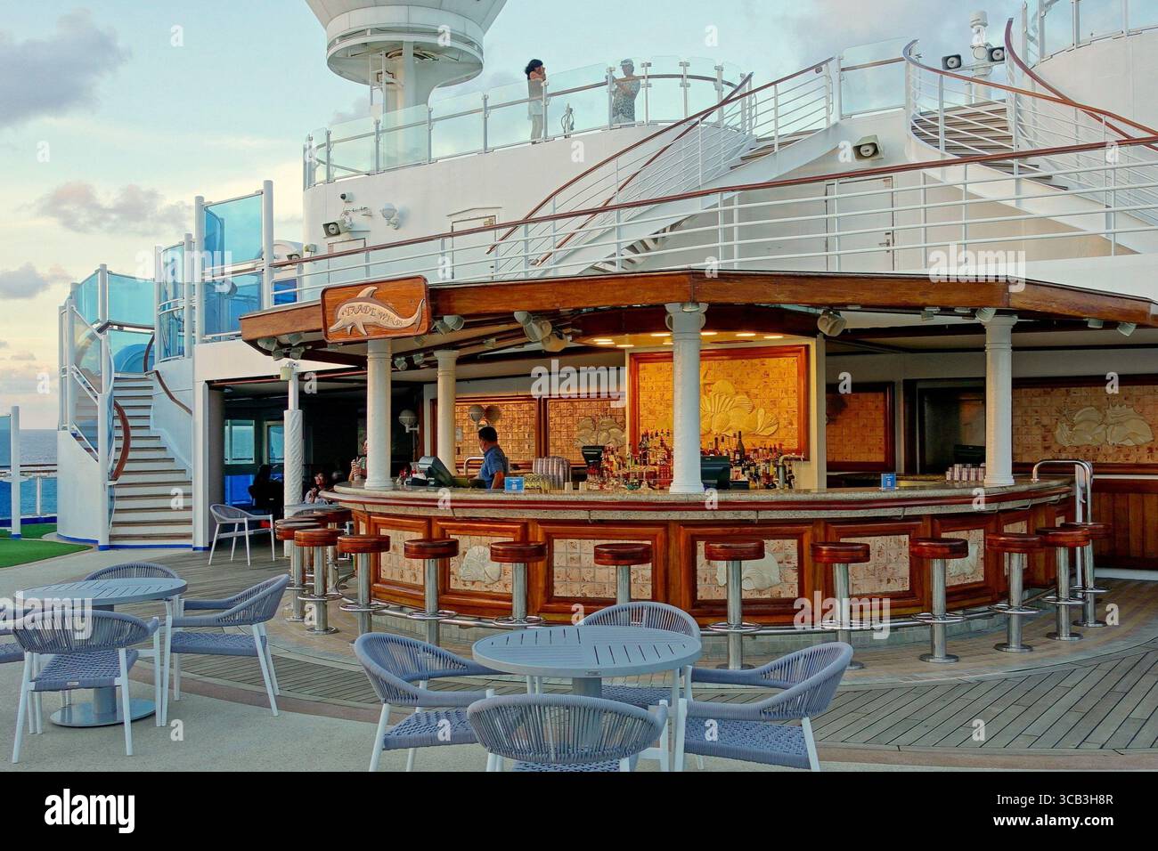 Bar en plein air sur le pont d'un bateau de croisière de luxe au coucher du soleil Banque D'Images