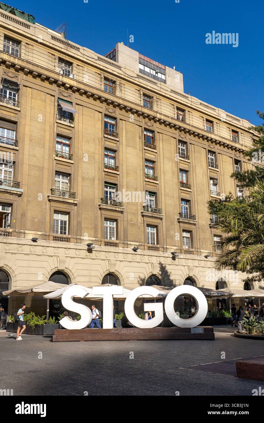 2 mars 2023, Santiago, région métropolitaine de Santiago, Chili : le panneau Santiago sur la Plaza de Armas de San Fernando devant le Portal Fernandez Concha, Santiago, Chili. (Crédit image : © Jon G. Fuller / Vwpics/VW pics via ZUMA Press Wire) Banque D'Images