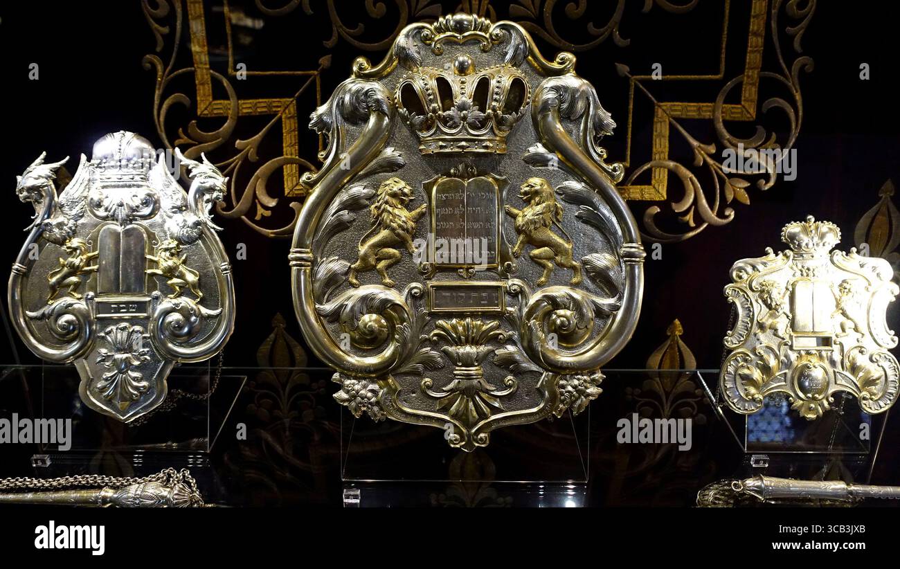 Une vitrine avec des ustensiles rituels en argent de la collection du Musée juif dans la Synagogue espagnole de Prague, République tchèque Banque D'Images