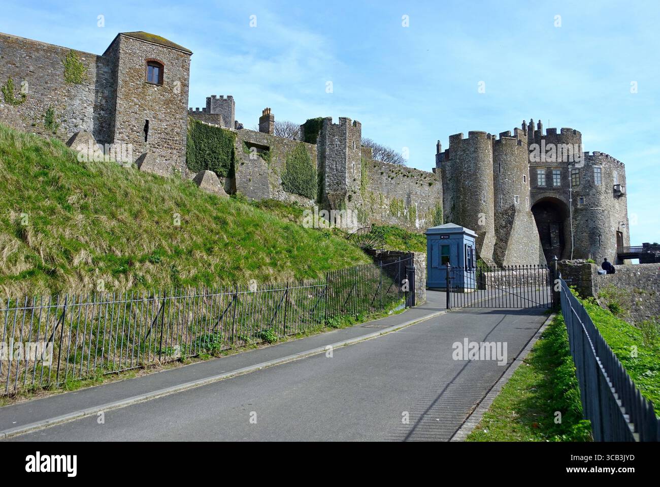 Vue du grandiose château médiéval à Douvres, Kent, Angleterre, Royaume-Uni Banque D'Images