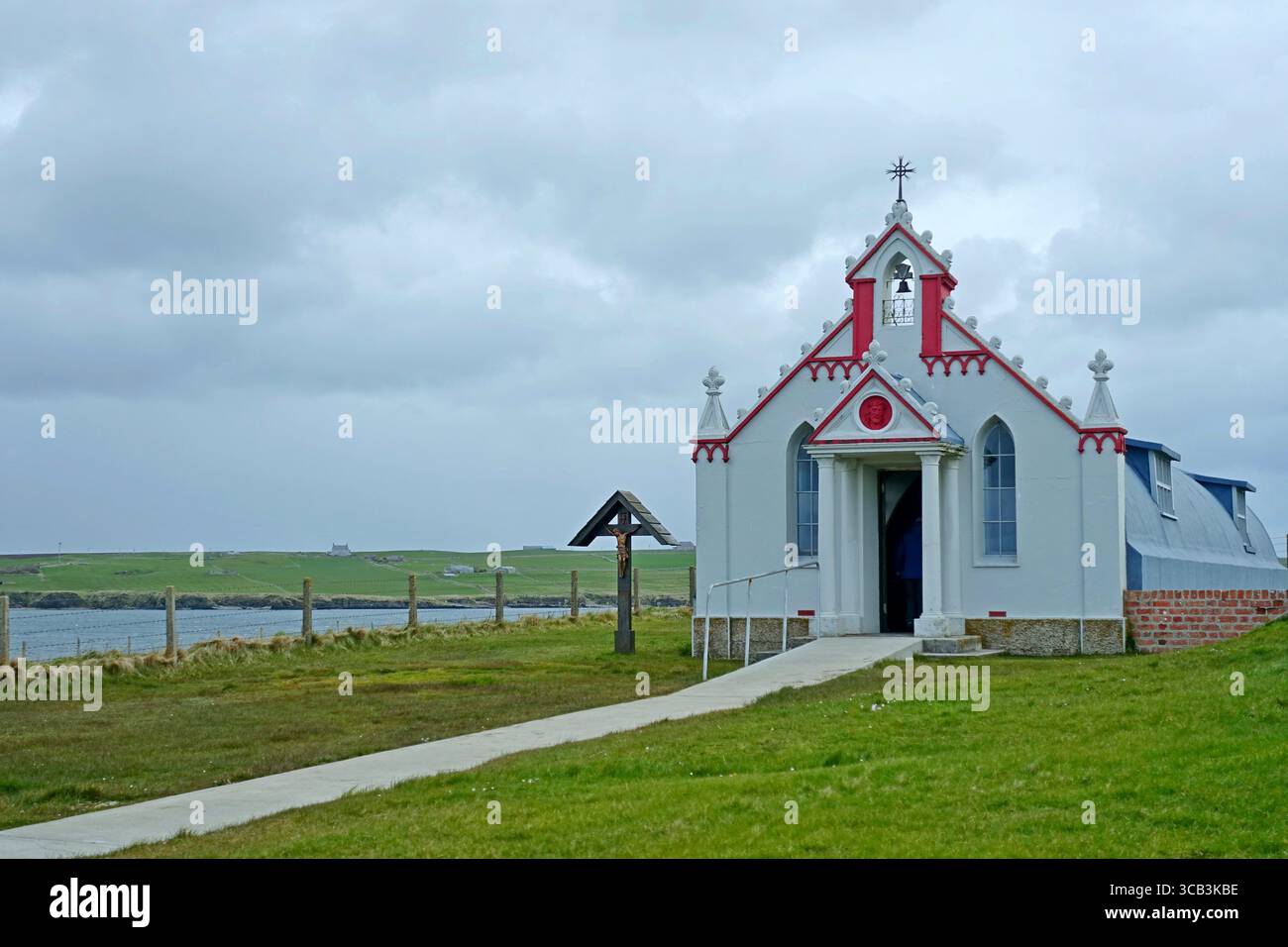 Vue du blanc et du rouge d'une chapelle catholique italienne néo-Renaissance ornée sur l'île de Lamb Holm, Orcades, Écosse, Royaume-Uni Banque D'Images