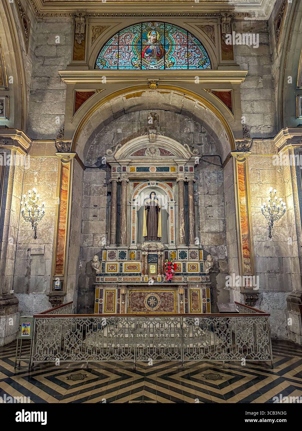 2 mars 2023, Santiago, région métropolitaine de Santiago, Chili : autel de Santa Teresa de Los Andes dans la cathédrale métropolitaine de Santiago à Santiago, Chili. (Crédit image : © Jon G. Fuller / Vwpics/VW pics via ZUMA Press Wire) Banque D'Images