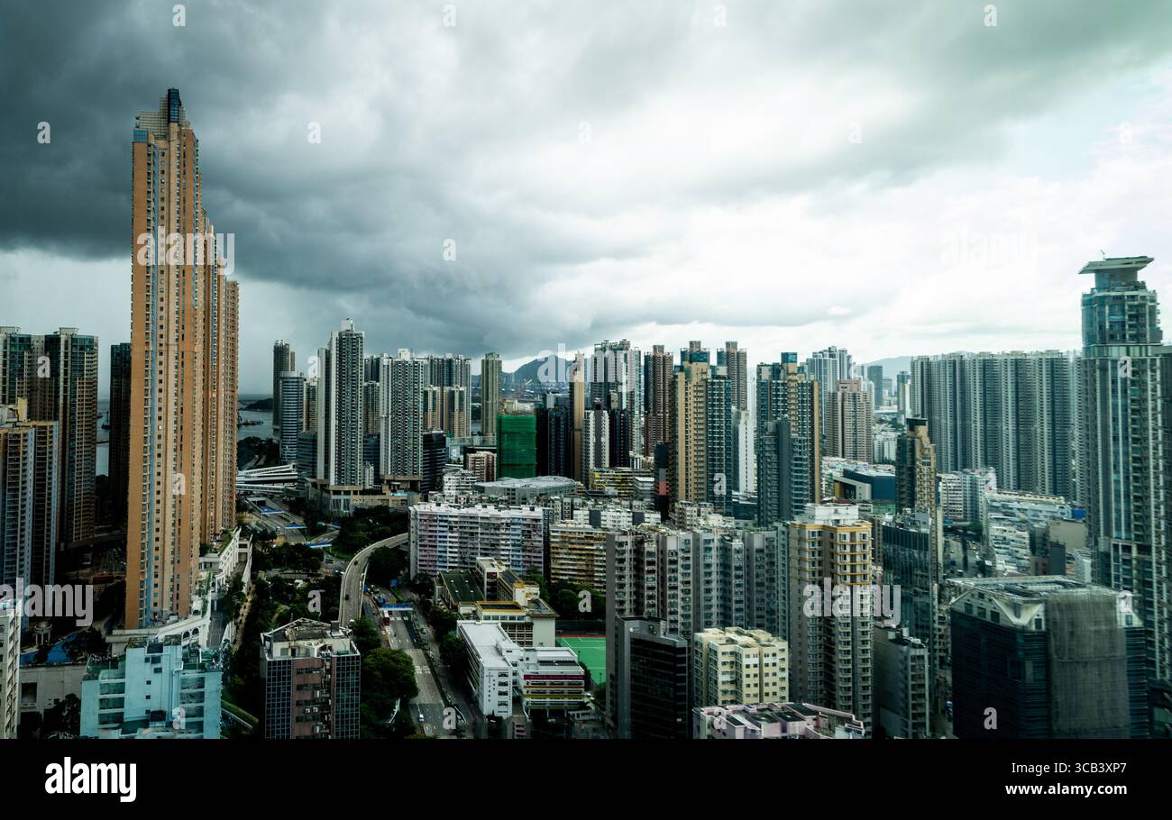 3 juillet 2023, Bangkok, Hong Kong : une tempête passe au-dessus de la région de Kowloon dans la RAS de Hong Kong le 3 juillet 2023. (Crédit image : © Matt Hunt/ZUMA Press Wire) Banque D'Images