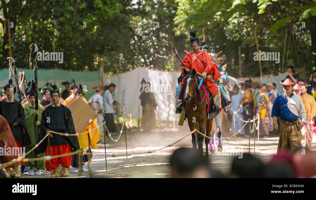 Une cérémonie vibrante et traditionnelle de tir à l'arc japonais à cheval a lieu dans un cadre de forêt luxuriante pendant le festival Yabusame Shinji. Participants Banque D'Images