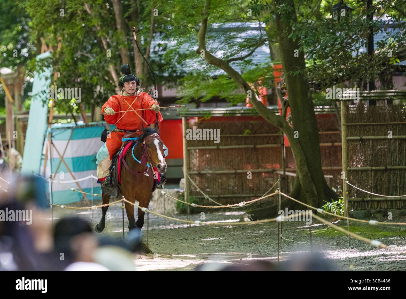 Archer qualifié en tenue traditionnelle participe au festival Yabusame Shinji au Shimogamo Shrine, tir à l'arc japonais à cheval, Kyoto, Japon Banque D'Images