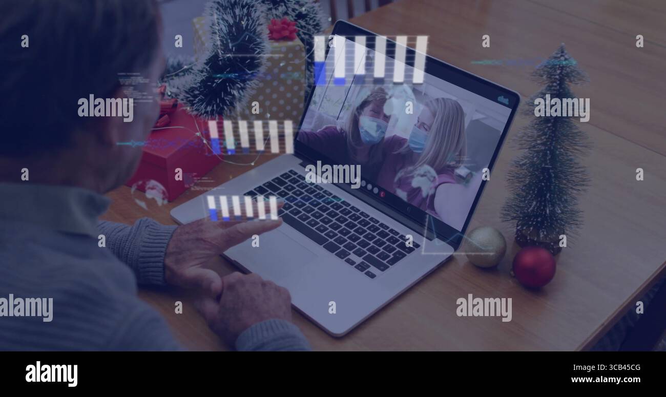 Face à un homme senior regardant les femmes portant des masques bavarder en ligne dans la salle à manger avec des boîtes-cadeaux Banque D'Images