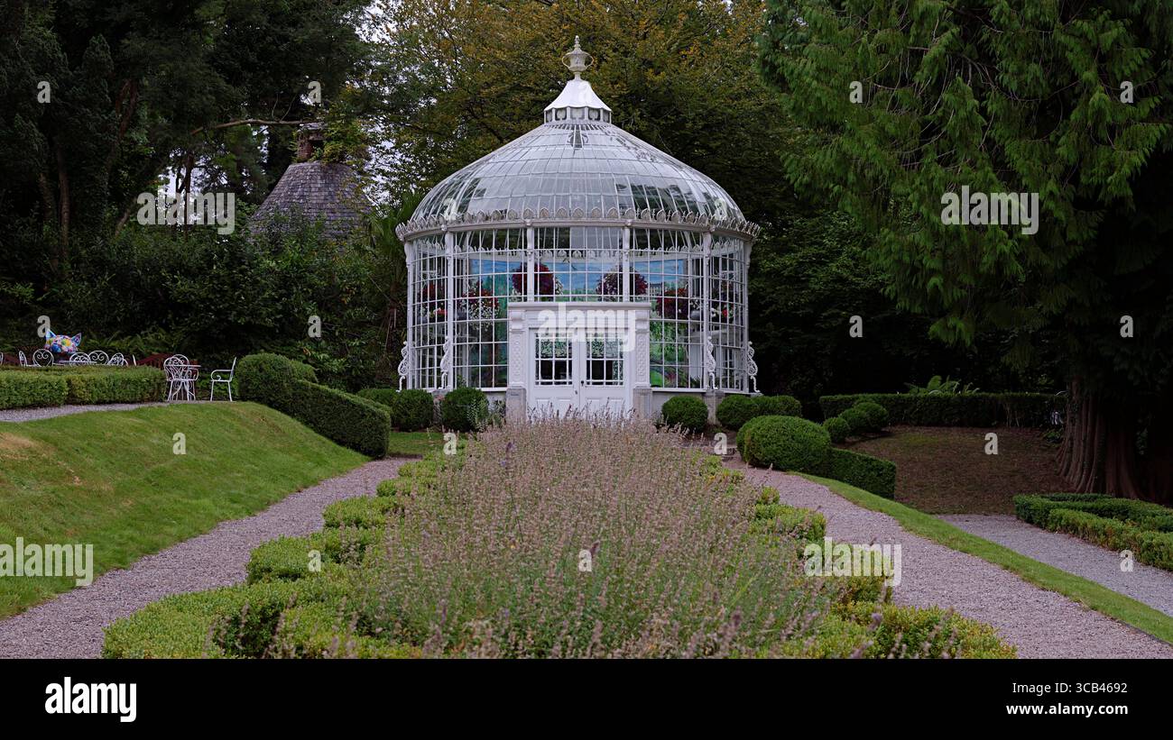 Jardin avec un beau pavillon de verre, orangerie - Inistioge Irlande. Banque D'Images