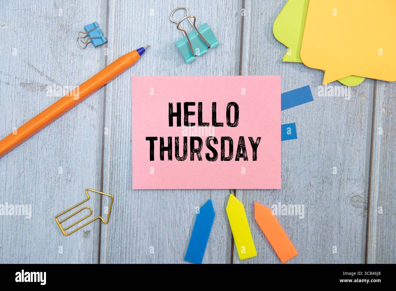 Tulipes et papier avec texte Bonjour jeudi sur table en bois. Banque D'Images