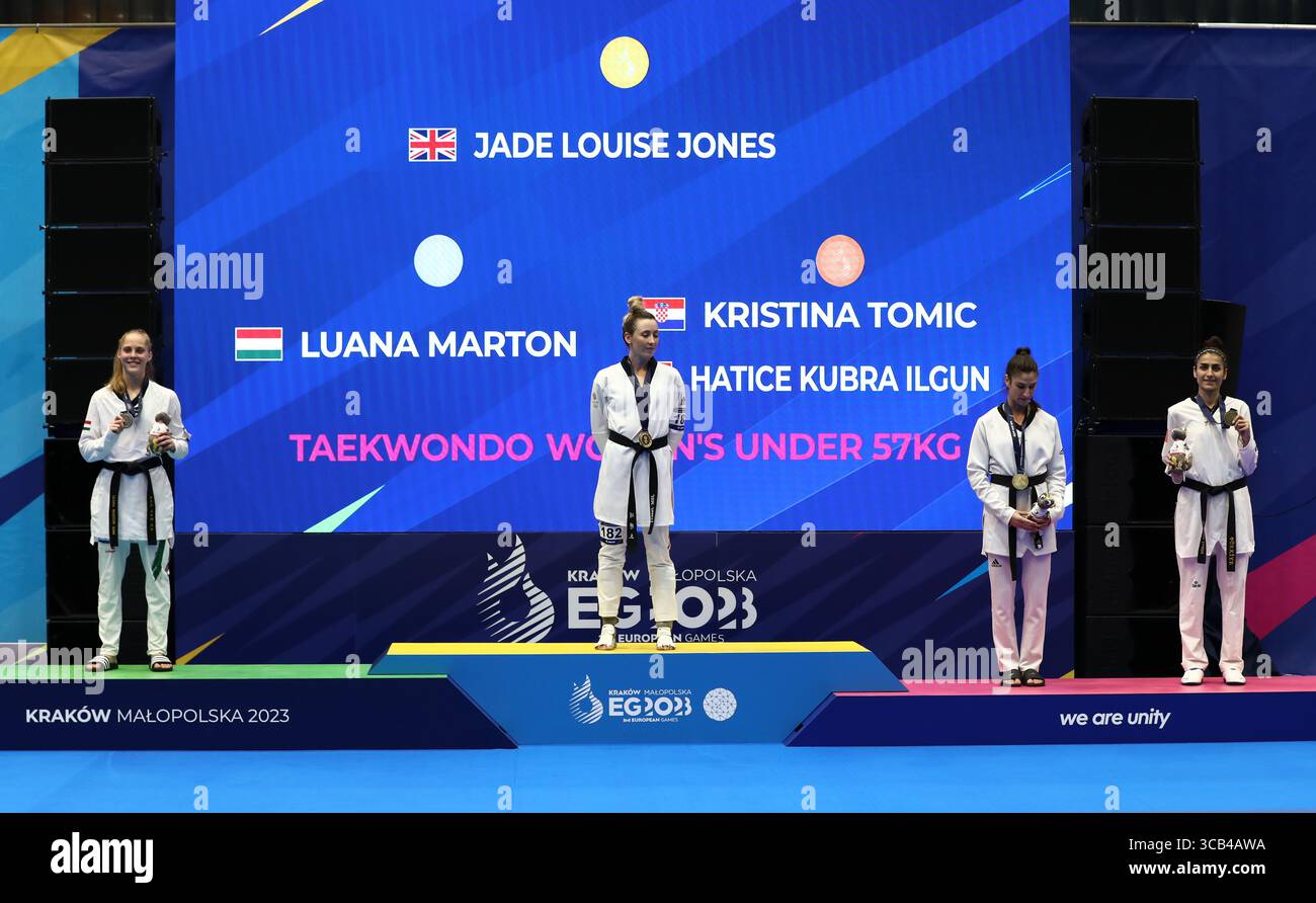 24 juin 2023, KRYNICA-ZDROJ ARENA, Malopolska, Pologne : LUNA MARTON de l'équipe Hongrie, JADE JONES de l'équipe Grande-Bretagne, KRISTINA TOMIC de l'équipe Croatie et HATICE KUBRA ILGUN de l'équipe Turquie sont les gagnantes des médailles d'argent, d'or, de bronze et de bronze du Taekwondo féminin -57kg aux Jeux européens de 2023 à Krynica-Zdroj, Pologne (crédit image : © Mickael Chavet/ZUMA Wire Press) Banque D'Images