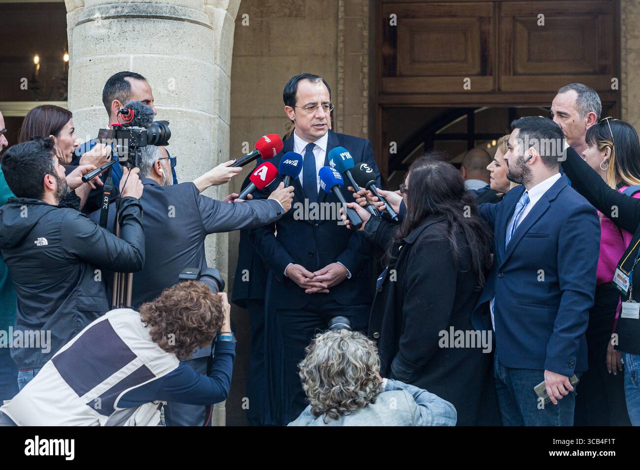 28 février 2023, Limassol, Limassol, Chypre : NICOS CHRISTODOULIDES parle aux médias. L’ancien Président de la République de Chypre, NICOS ANASTASIADES donne sa place au nouveau Président NICOS CHRISTODOULIDES aujourd’hui au Palais présidentiel. (Crédit image : © Kostas Pikoulas/ZUMA Press Wire) Banque D'Images