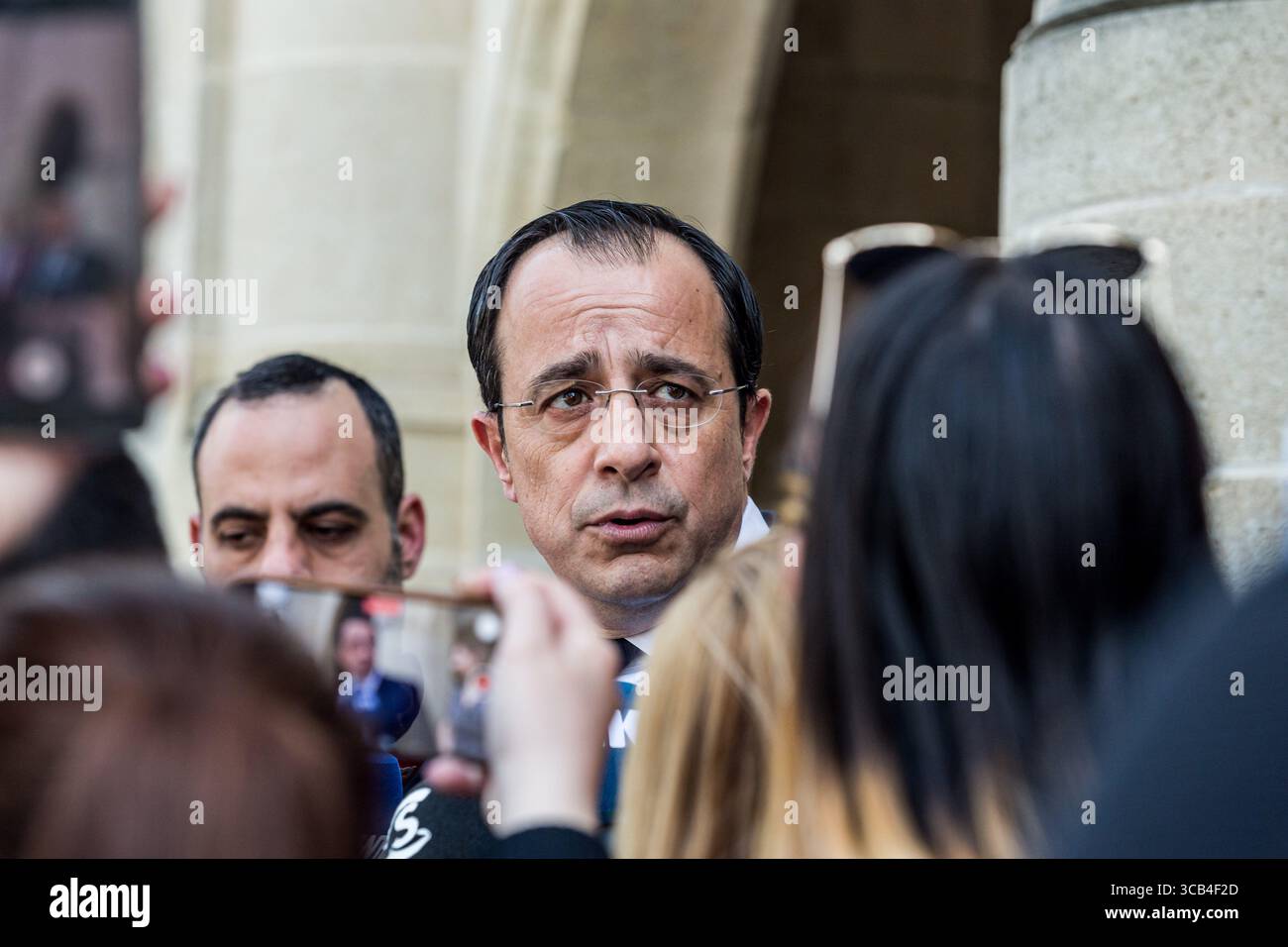 28 février 2023, Limassol, Limassol, Chypre : NICOS CHRISTODOULIDES parle aux médias. L’ancien Président de la République de Chypre, NICOS ANASTASIADES donne sa place au nouveau Président NICOS CHRISTODOULIDES aujourd’hui au Palais présidentiel. (Crédit image : © Kostas Pikoulas/ZUMA Press Wire) Banque D'Images