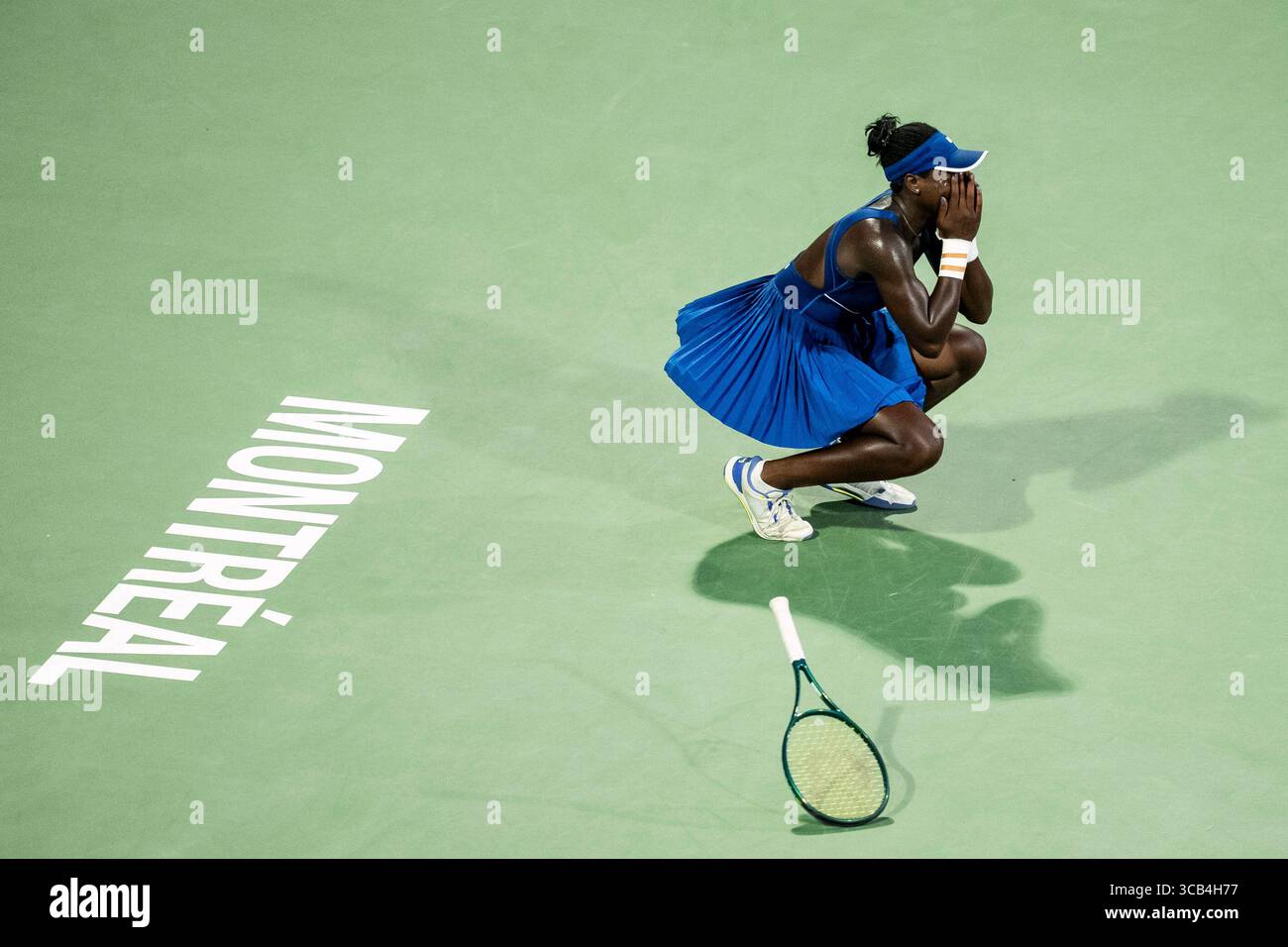 Victoria Mboko, of Canada, celebrates her win over Naomi Osaka, of Japan, following their finals match at the National Bank Open tennis tournament in Montreal on Thursday, Aug. 7, 2025. (Christopher Katsarov/The Canadian Press via AP) Banque D'Images