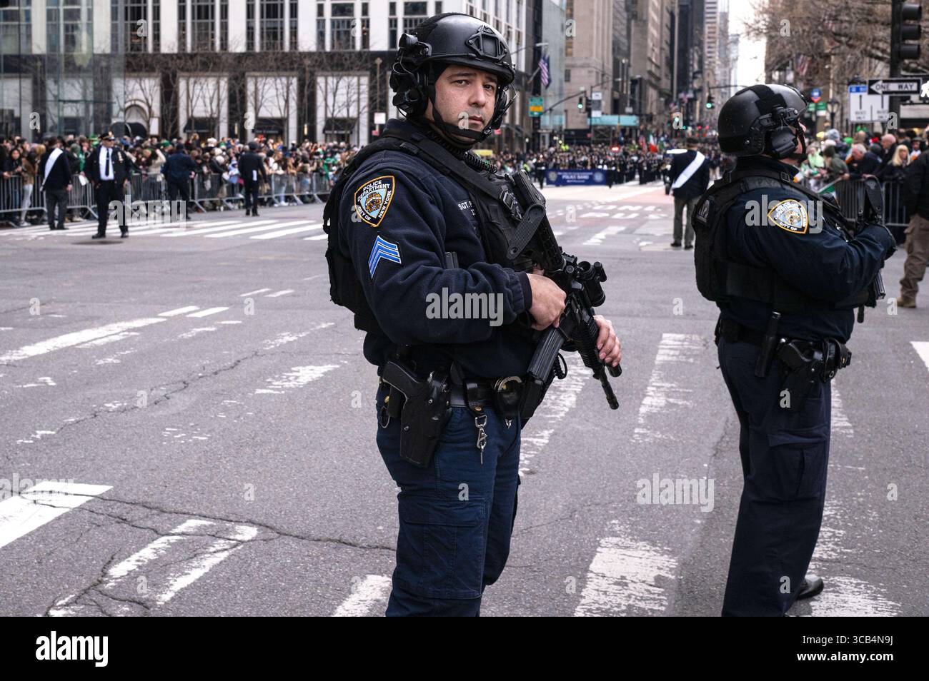 17 mars 2023, New York, New York, États-Unis : la brigade anti-terroriste de NYPD stationnée à la 5th Ave et Central Park South lors de la 262e édition annuelle de NYC organise Patrick's Day Parade. (Crédit image : © Laura Brett/ZUMA Press Wire) Banque D'Images
