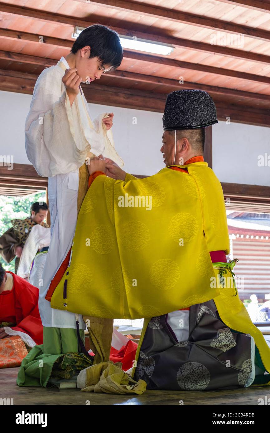 Homme s'habillant dans une tenue japonaise authentique avant le festival Kamo Kurabeuma au sanctuaire de Kamigamo, mettant en vedette une personne s'habillant dans un style élaboré Banque D'Images