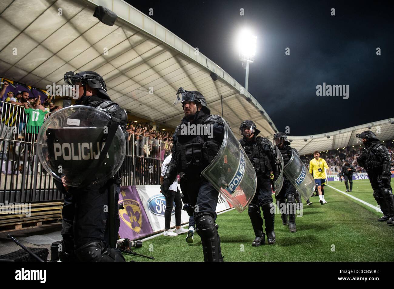 17 août 2023, Maribor, Slovénie : la police anti-émeute prend la garde lors du match de deuxième manche du 3e tour de qualification de l'UEFA Europa Conference League entre Maribor et Fenerbahce au stade Ljudski VRT. Score final ; Maribor 0 :3 Fenerbahce. (Crédit image : © Milos Vujinovic/SOPA images via ZUMA Press Wire) Banque D'Images
