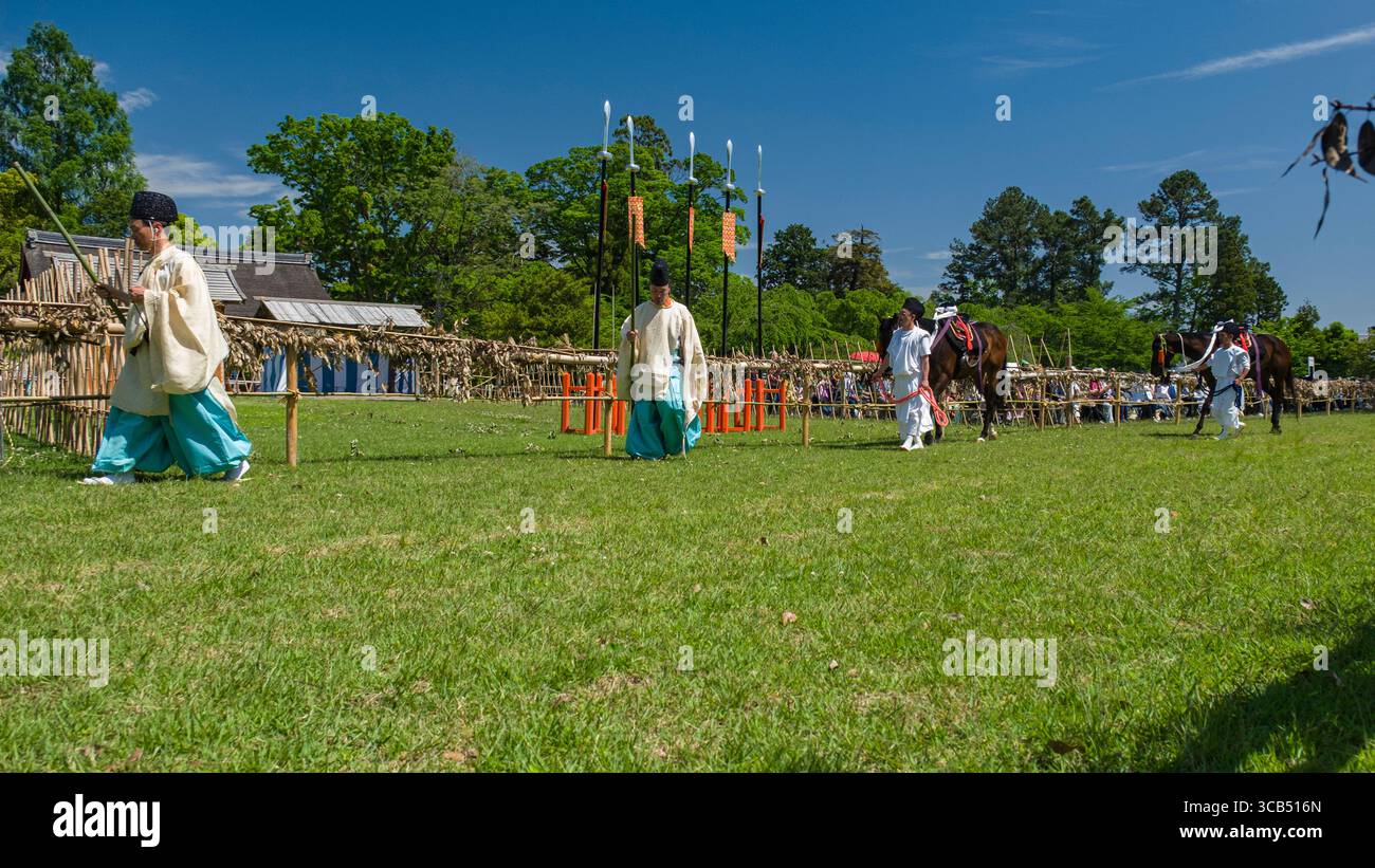 Procession de chevaux pendant le festival Kamo Kurabeum au sanctuaire Kamigamo dans un cadre extérieur animé, Kyoto, Japon Banque D'Images