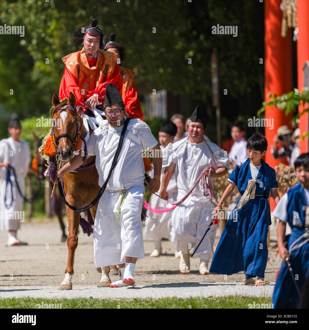 Une scène colorée d'un festival japonais traditionnel mettant en scène une personne montant à cheval pendant le festival Kamo Kurabeum au sanctuaire Kamigamo, Kyoto, Japon Banque D'Images