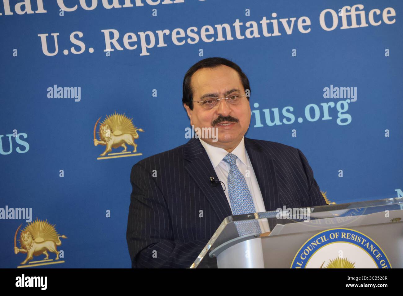 Washington, États-Unis. 07 août 2025. Alireza Jafarzadeh est vu parler au NCRI-U.S. Conférence de presse du bureau de représentation, où il a appelé à la fermeture des ambassades iraniennes, à la désignation du MOIS et du CGRI comme entités terroristes, et à la poursuite des membres du régime. Le Conseil national de la résistance de l'Iran-États-Unis Le bureau de représentation a tenu une conférence de presse dévoilant des renseignements détaillés sur la structure de commandement terroriste du régime iranien à l'étranger. Crédit : SOPA images Limited/Alamy Live News Banque D'Images