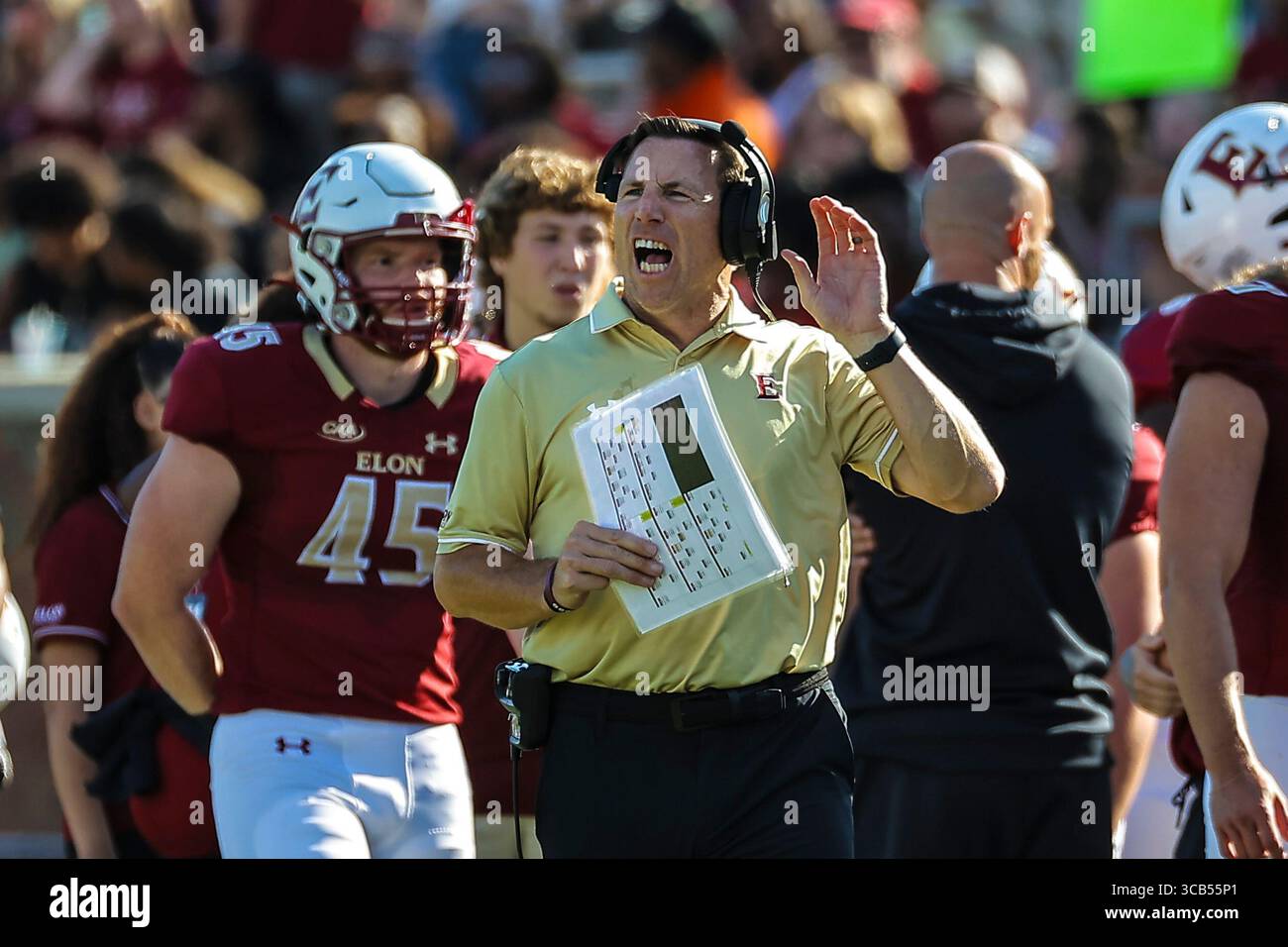 30 septembre 2023 : Tony Trisciani entraîneur-chef de l'Université Elon. Match de football NCAA entre l'Université William Mary et l'Université Elon, au Rhodes Stadium, Elon, Caroline du Nord. David Beach/CSM (crédit image : © David Beach/CSM via ZUMA Press Wire) Banque D'Images