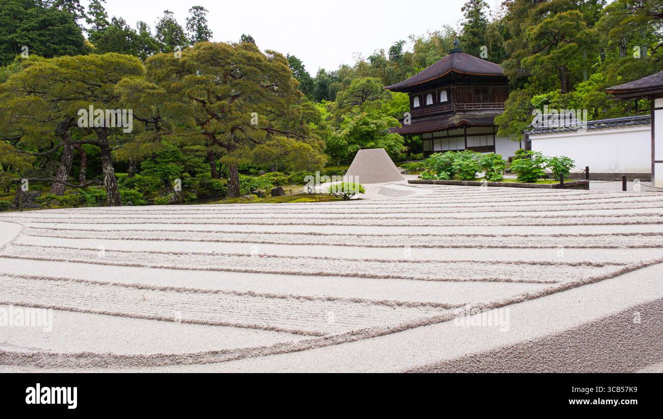 Un jardin zen japonais serein avec des motifs de sable ratissé avec précision à Higashiyama Jisho-ji, une végétation luxuriante et une architecture traditionnelle, Kyoto Banque D'Images