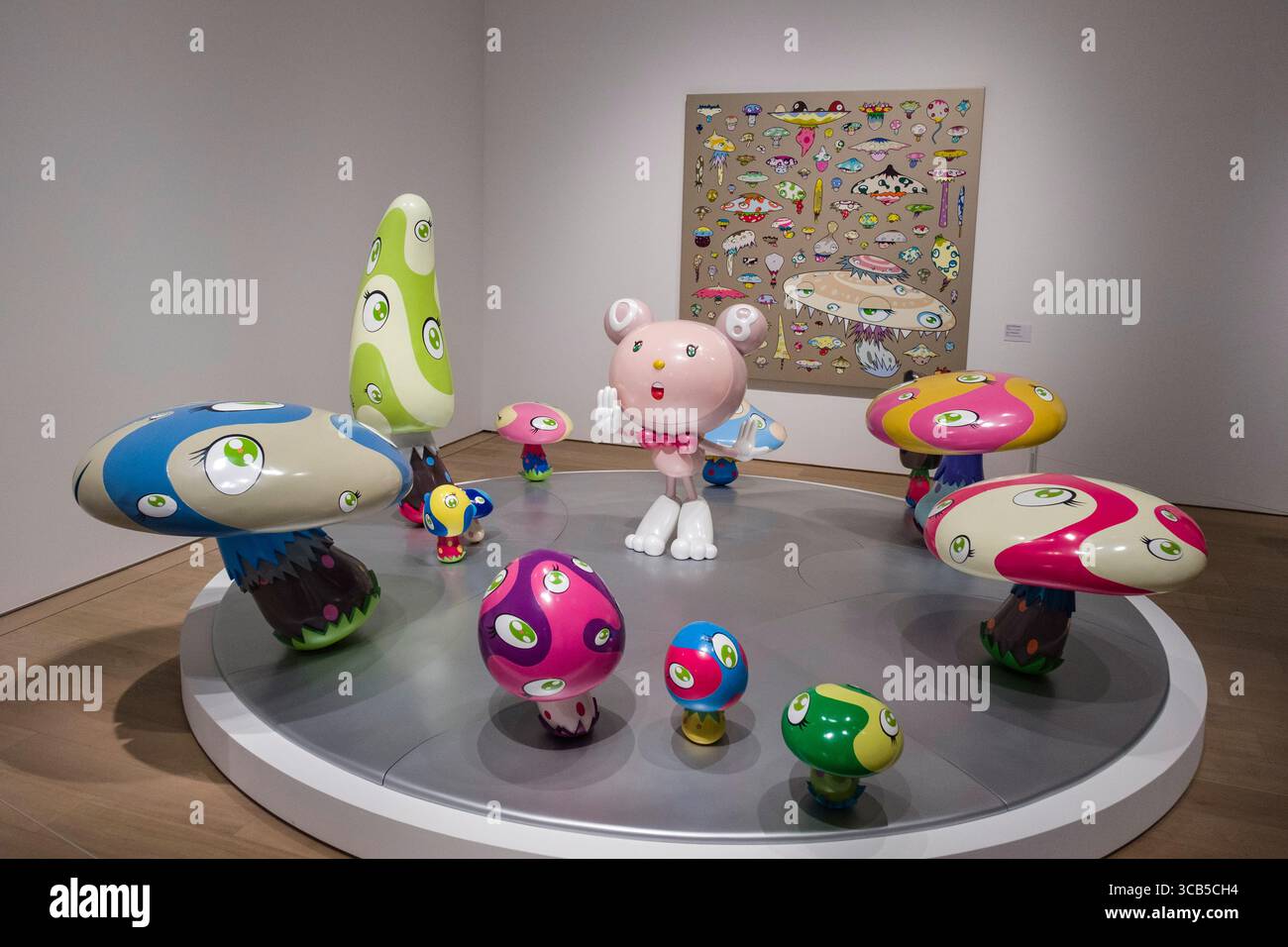 Installation pop art fantaisiste mettant en vedette des couleurs vives et des personnages ludiques avec des conceptions uniques des yeux pendant Kyoto City Kyocera Museum of Art Banque D'Images
