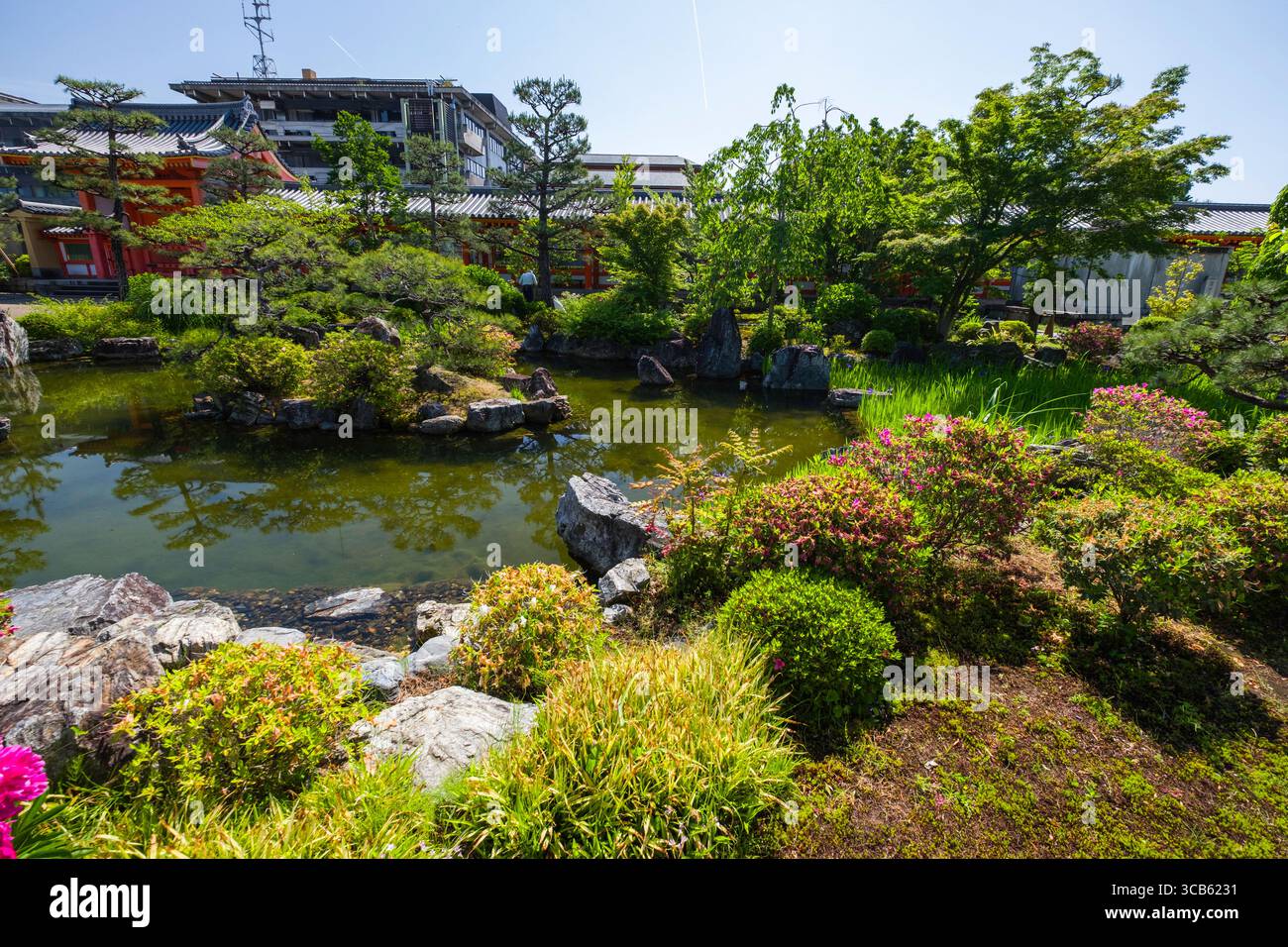 Le temple Sanjūsangen-dō, Sanjusangendomaw, abrite un jardin japonais paisible doté d'une verdure vibrante, d'un étang calme et d'éléments architecturaux traditionnels Banque D'Images