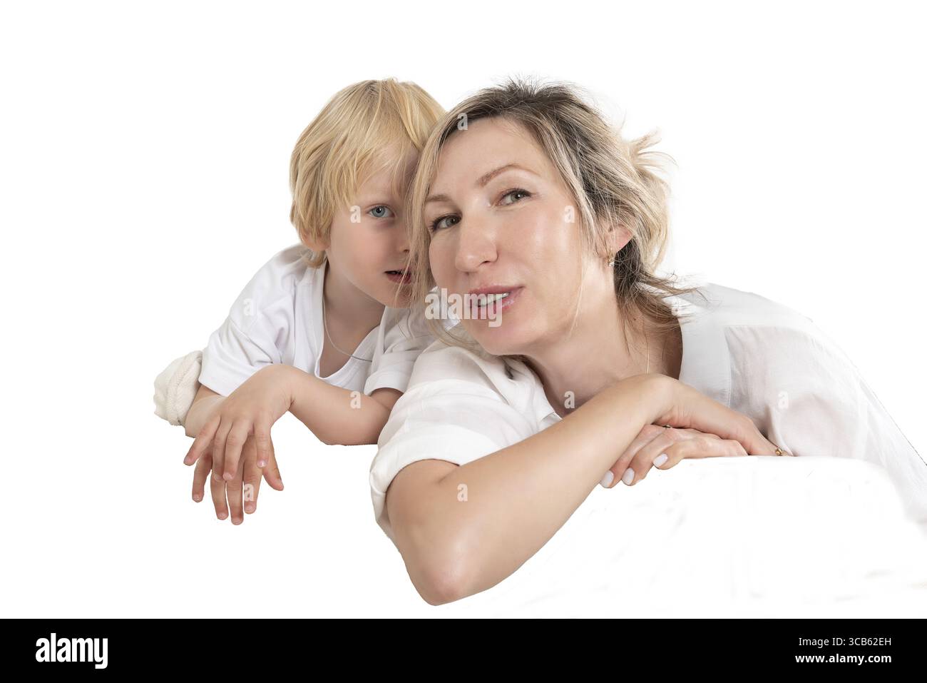 une enfance heureuse, maman et fils sur le canapé, détente avec un enfant, soirée en famille, communication avec un enfant, émotions familiales, objet isolé sur tr Banque D'Images