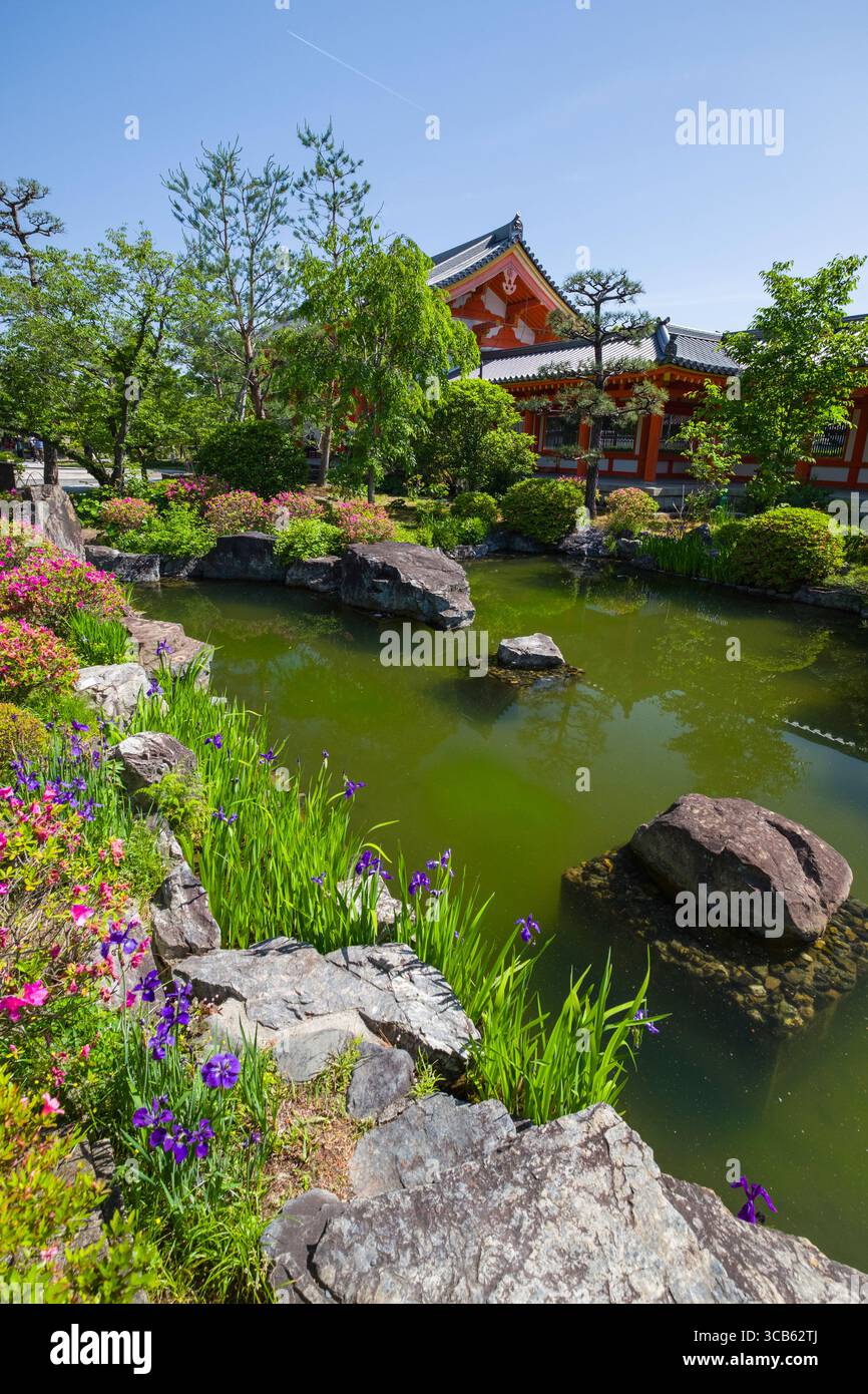 Le jardin du temple Sanjūsangen-dō dispose d''un étang tranquille entouré de fleurs vibrantes et d''une végétation luxuriante. L'architecture traditionnelle améliore le calme Banque D'Images