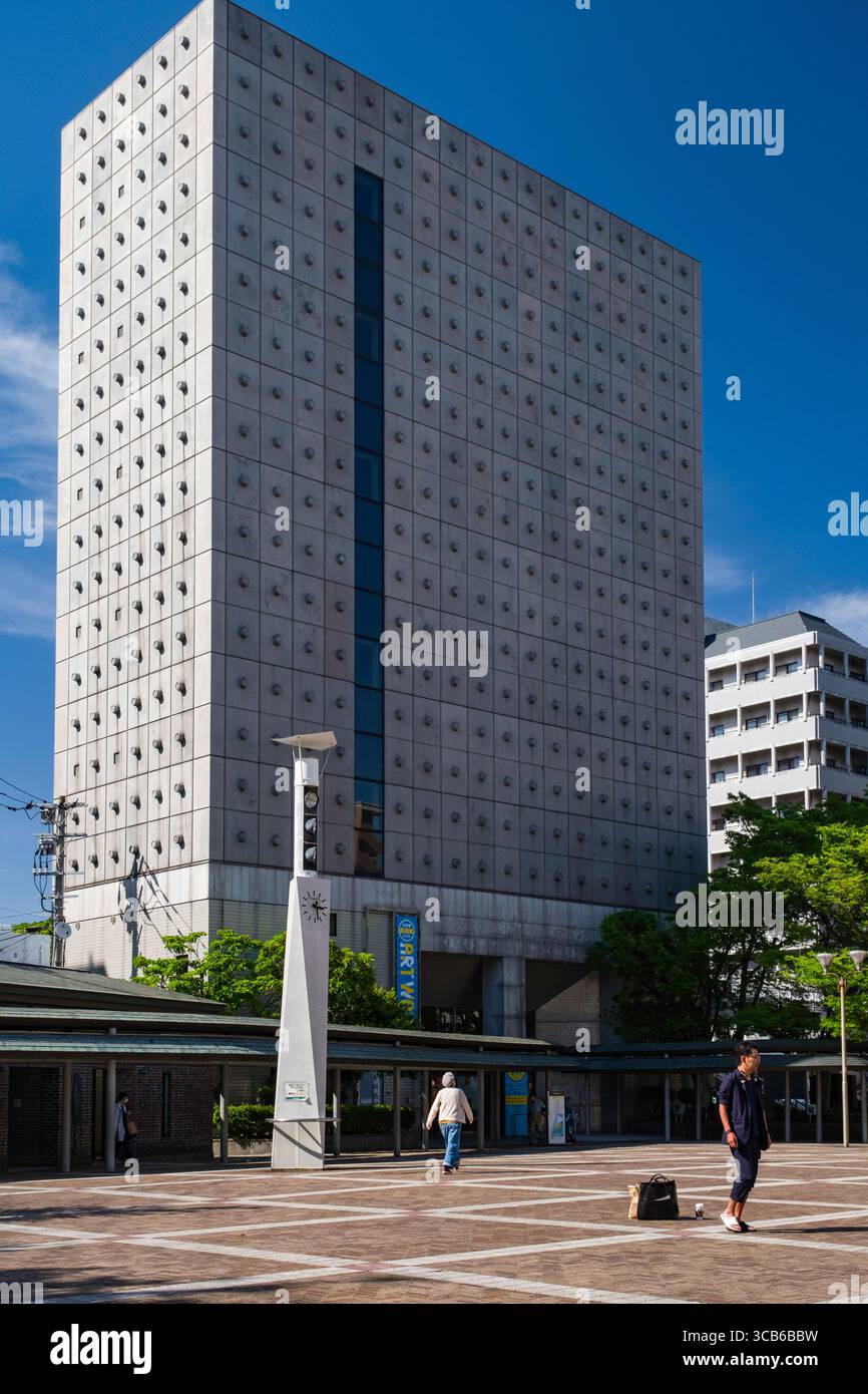 L'imposant Sasebo City Museum Shimanose Art Center avec un design distinctif surplombe une place publique animée avec des gens, Sasebo, Japon Banque D'Images