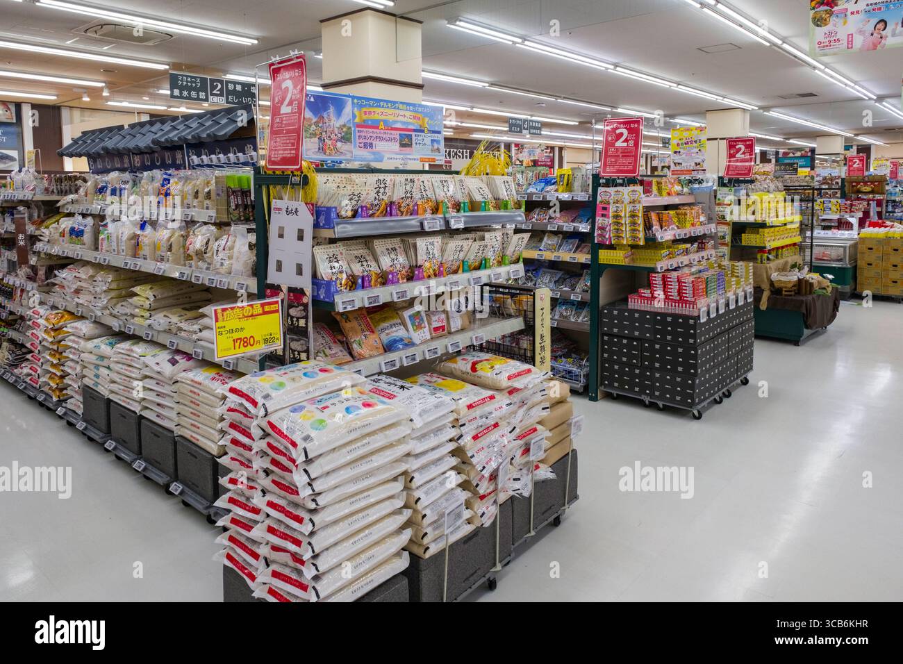 Vue intérieure d'un supermarché Ellena Nakamura GoBanGai bien approvisionné présentant des épiceries soigneusement arrangées, Sasebo, Japon Banque D'Images