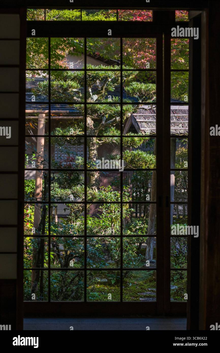 Paysage de jardin japonais vu depuis la fenêtre encadrée en bois d'un bâtiment traditionnel du temple bouddhiste zen japonais Enkōji, Kyoto, Japon Banque D'Images