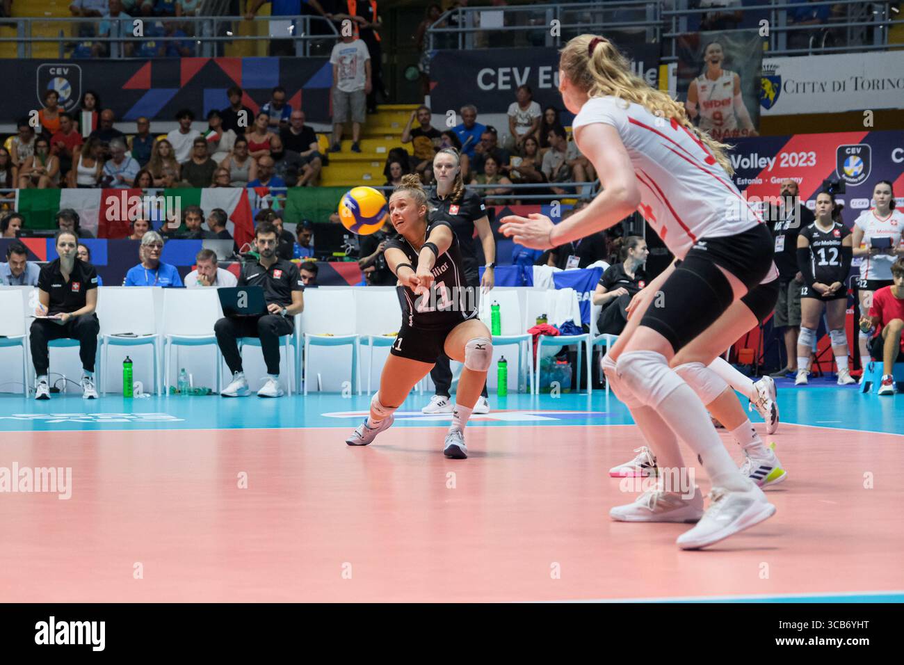 23 août 2023, Turin, Italie : Mathilde Engel, de Suisse, en action lors de la dernière journée 8 du CEV Eurovolley 2023 du Womenâ€™s entre la Suisse et la Bulgarie. L'équipe de Bulgarie bat la Suisse avec un score de 1-3 (crédit image : © Davide Di Lalla/SOPA images via ZUMA Press Wire) Banque D'Images