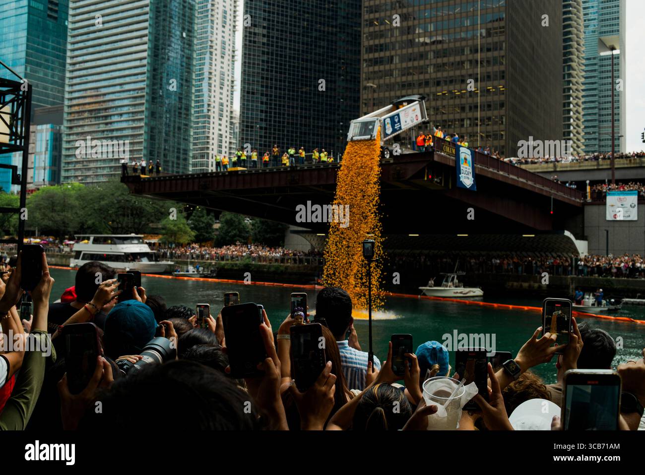 Chicago, Illinois, États-Unis. 7 août 2025. Les foules se rassemblent à Pioneer court le long de North Michigan Avenue pour le Chicago Ducky Derby où des milliers de canards en caoutchouc descendent la rivière. (Crédit image : © Marcus Middleton/ZUMA Press Wire) USAGE ÉDITORIAL SEULEMENT ! Non destiné à UN USAGE commercial ! Banque D'Images