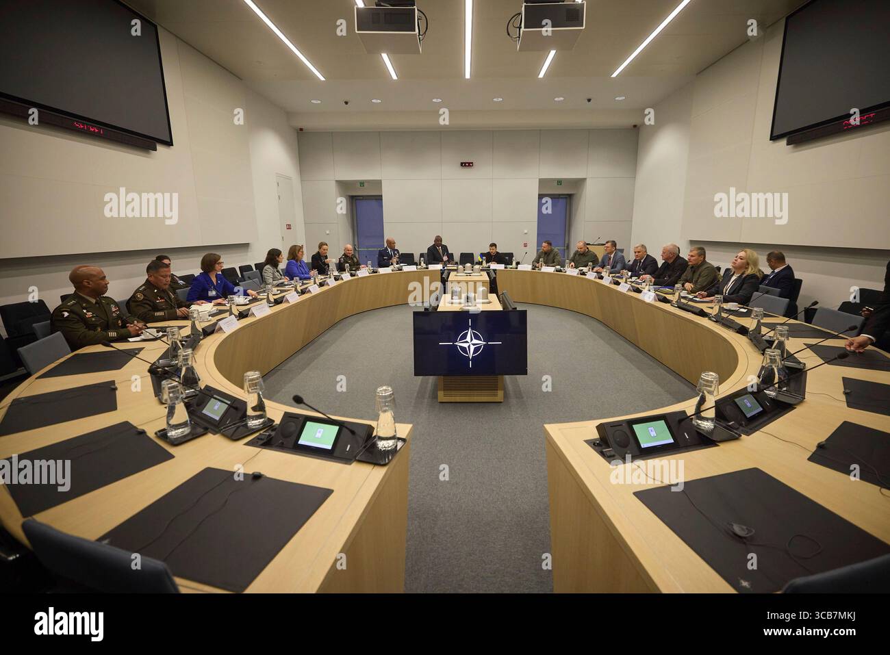 11 octobre 2023, Bruxelles, Belgique : membres de l'UDCG lors de la 16e réunion du Groupe de contact pour la défense de l'Ukraine au siège de l'OTAN, le 11 octobre 2023 à Bruxelles, Belgique. (Crédit image : © Ukraine President/Ukrainian Pre/Planet Pix via ZUMA Press Wire) Banque D'Images