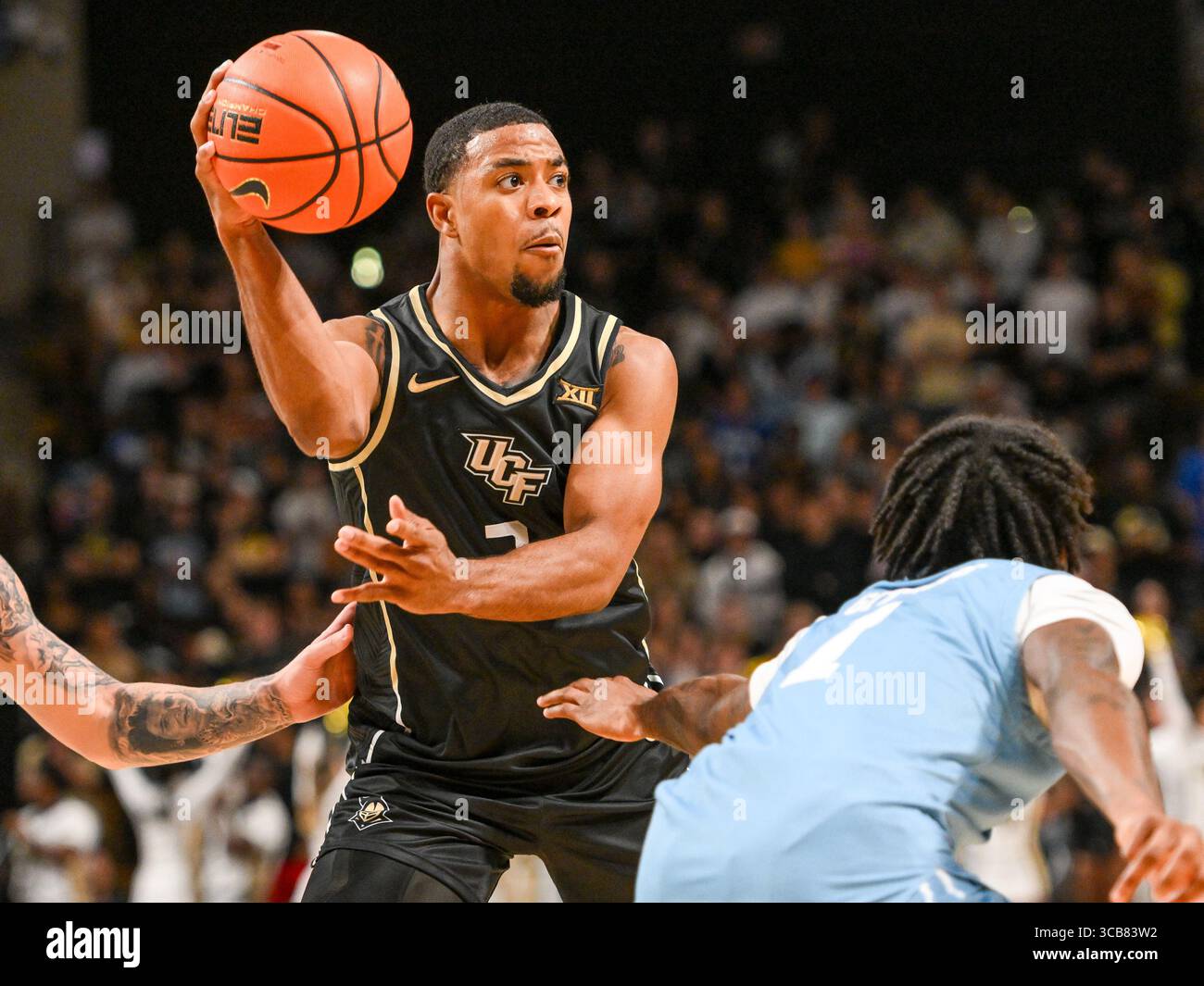 6 novembre 2023 : Garde de l'UCF Darius Johnson (3) lors de la 2e mi-temps de basket-ball NCAA entre les Panthers de la FIU et les Knights de l'UCF. UCF a battu FIU 85-62 à addition Financial Arena à Orlando, FL. Romeo T Guzman/Cal Sport Media (crédit image : Banque D'Images