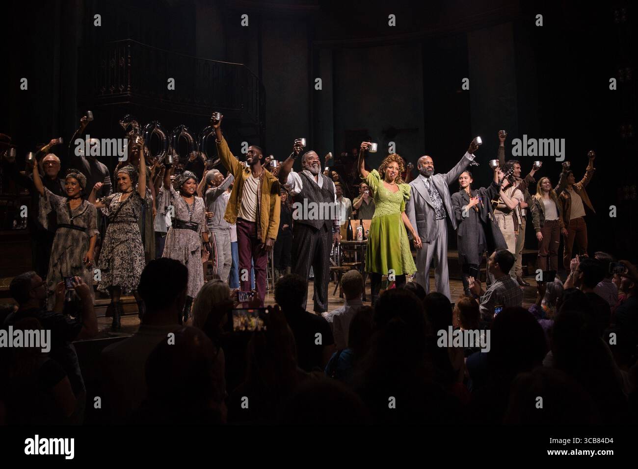 NY. 07 août 2025. Patrick page, Kay Trinidad, Marla Louissaint, Jessie Shelton, André de Shields, Malcolm Armwood, Phillip Boykin, Lana Gordon, Daniel Breaker, Myra Molloy, Ali Louis Bourzgui à l'intérieur pour HADESTOWN 2000th Curtain Call, Walter Kerr Theatre, New York, NY, août 07, 2025. crédit : Simon Lindenblatt/Everett Collection/Alamy Live News Banque D'Images