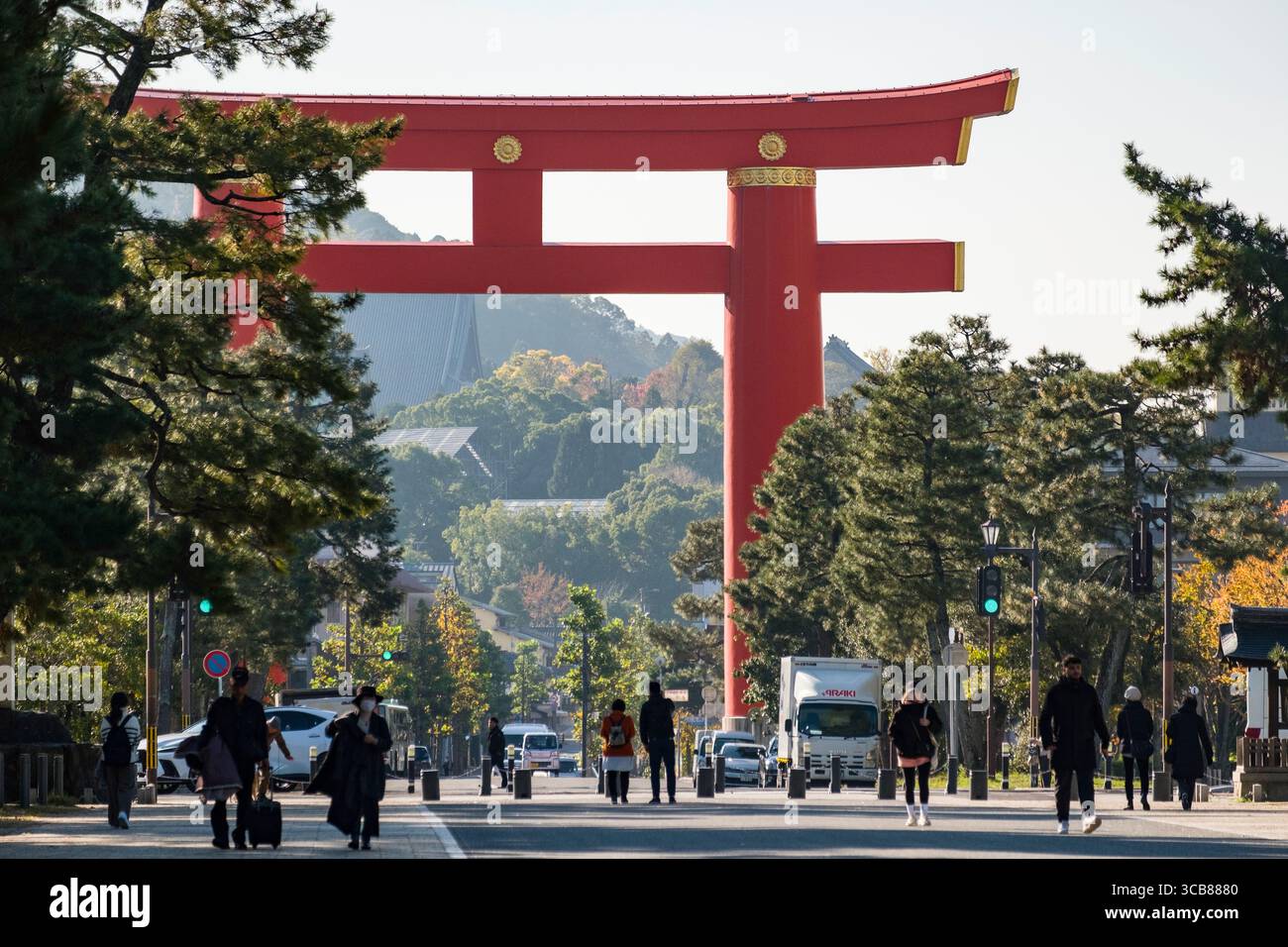 Une scène vibrante du parc Okazaki menant au sanctuaire Heian-Jingu Grand Torii, entouré de verdure et de bâtiments sous un ciel clair. Okazaki Seishoji Banque D'Images