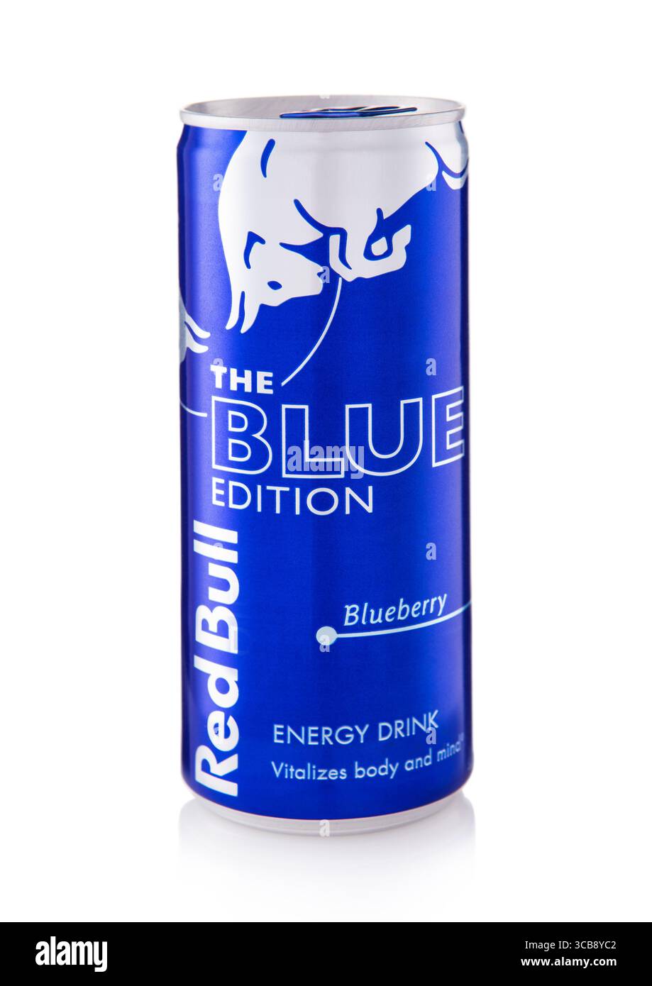 LONDRES, Royaume-Uni - 18 JUIN 2025 : L'édition bleue de la boisson énergisante Red Bull avec saveur de myrtille sur blanc. Banque D'Images