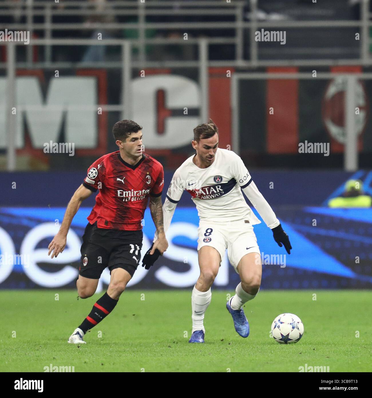7 novembre 2023, Milan, Lombardie, Italie : CHRISTIAN PULISIC de l'AC Milan et FABIAN RUIZ du Paris Saint Germain dans le match de phase de groupes de l'UEFA Champions League entre l'AC Milan et le Paris Saint Germain le mardi 7 novembre 2023 au Stadio San Siro, Italie (crédit image : © Mickael Chavet/ZUMA Press Wire) Banque D'Images