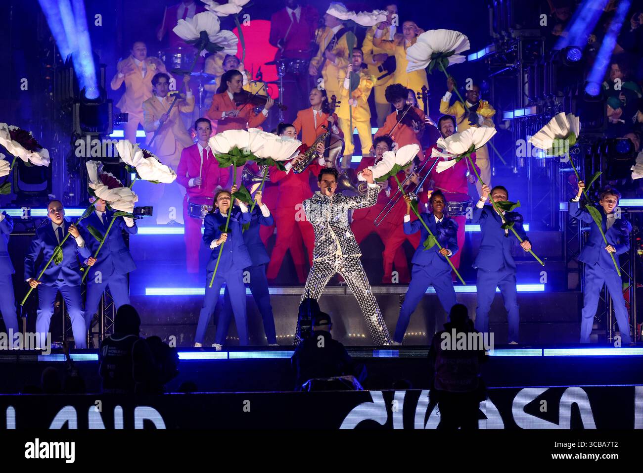 28 octobre 2023, Paris, Seine-Saint-Denis, France : le chanteur Michael Holbrook Penniman également connu sous le nom de MIKA se produit lors de la cérémonie d'ouverture de la finale entre la Nouvelle-Zélande et l'Afrique du Sud de la Coupe du monde de rugby 2023 (crédit image : © Mickael Chavet/ZUMA Press Wire) Banque D'Images
