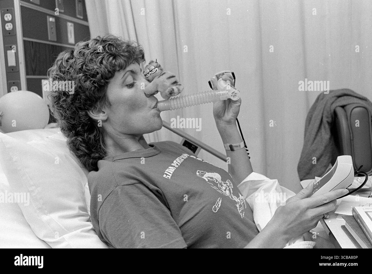 5 novembre 2023 : Mary Lou Dobrydnia fait vérifier sa capacité pulmonaire pendant la récupération du botulisme le 2 novembre 1983, au Methodist Medical Center de Peoria, Illinois. Elle a mangé une galette fondue au Skewer Inn au Northwoods Mall à Peoria. (Crédit image : © Chuck Berman/Chicago Tribune via ZUMA Press Wire) Banque D'Images